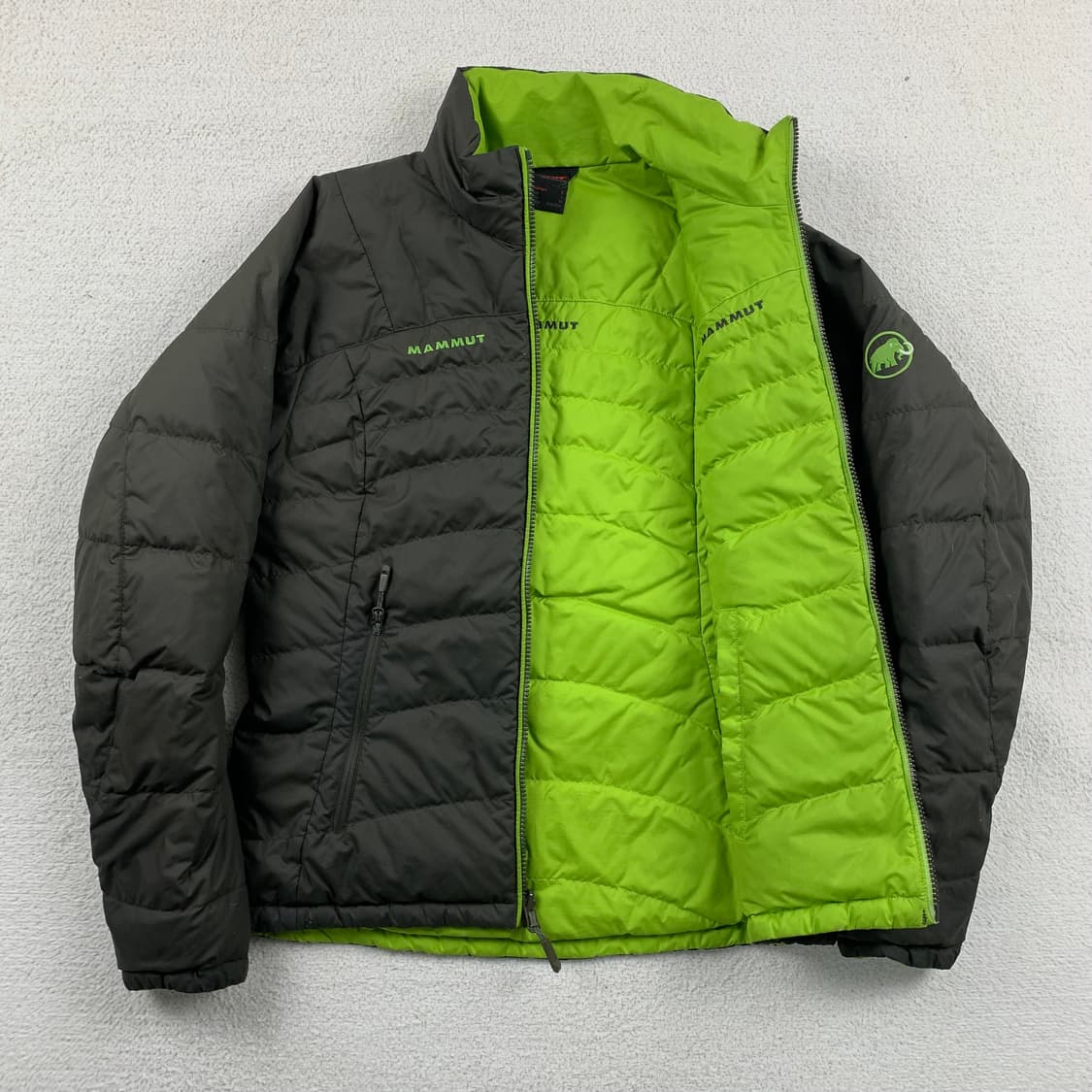 마무트 자수로고 다크브라운/네온 리버시블 덕다운 경량패딩 상품이미지6