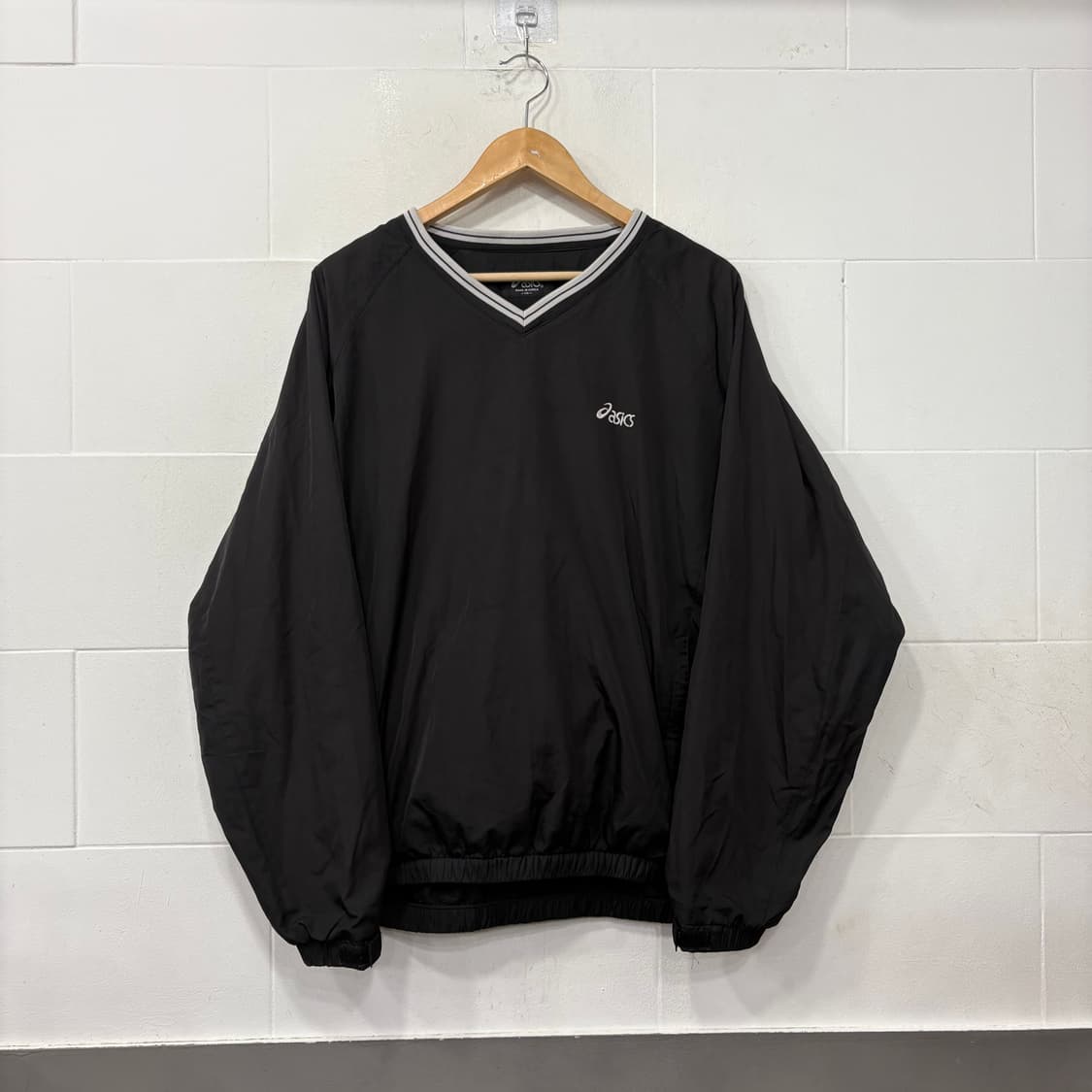 아식스 브이넥 웜업 상품이미지1