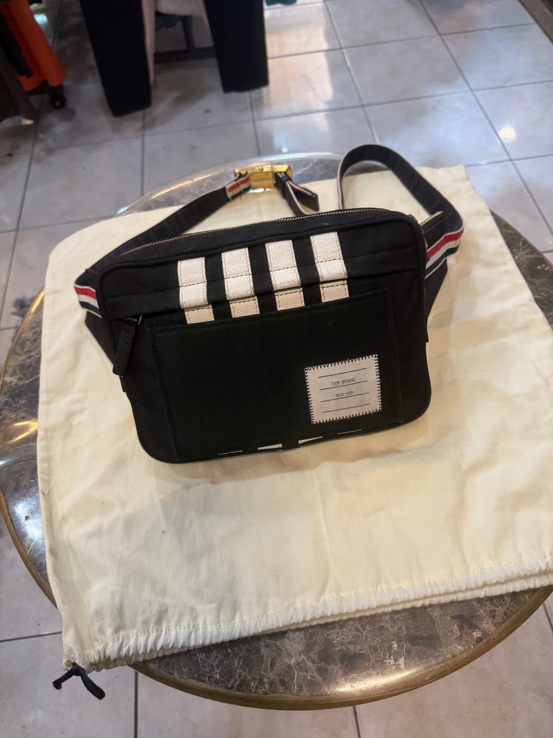 정품 톰브라운 벨트백 팝니다 상품이미지1