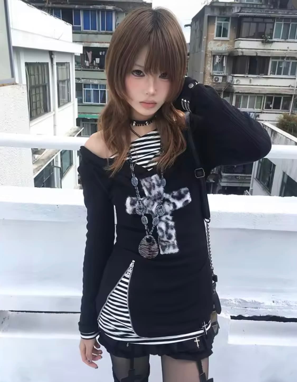 블랙 펑크 오프숄더 슬림핏 롱슬리브 상품이미지1