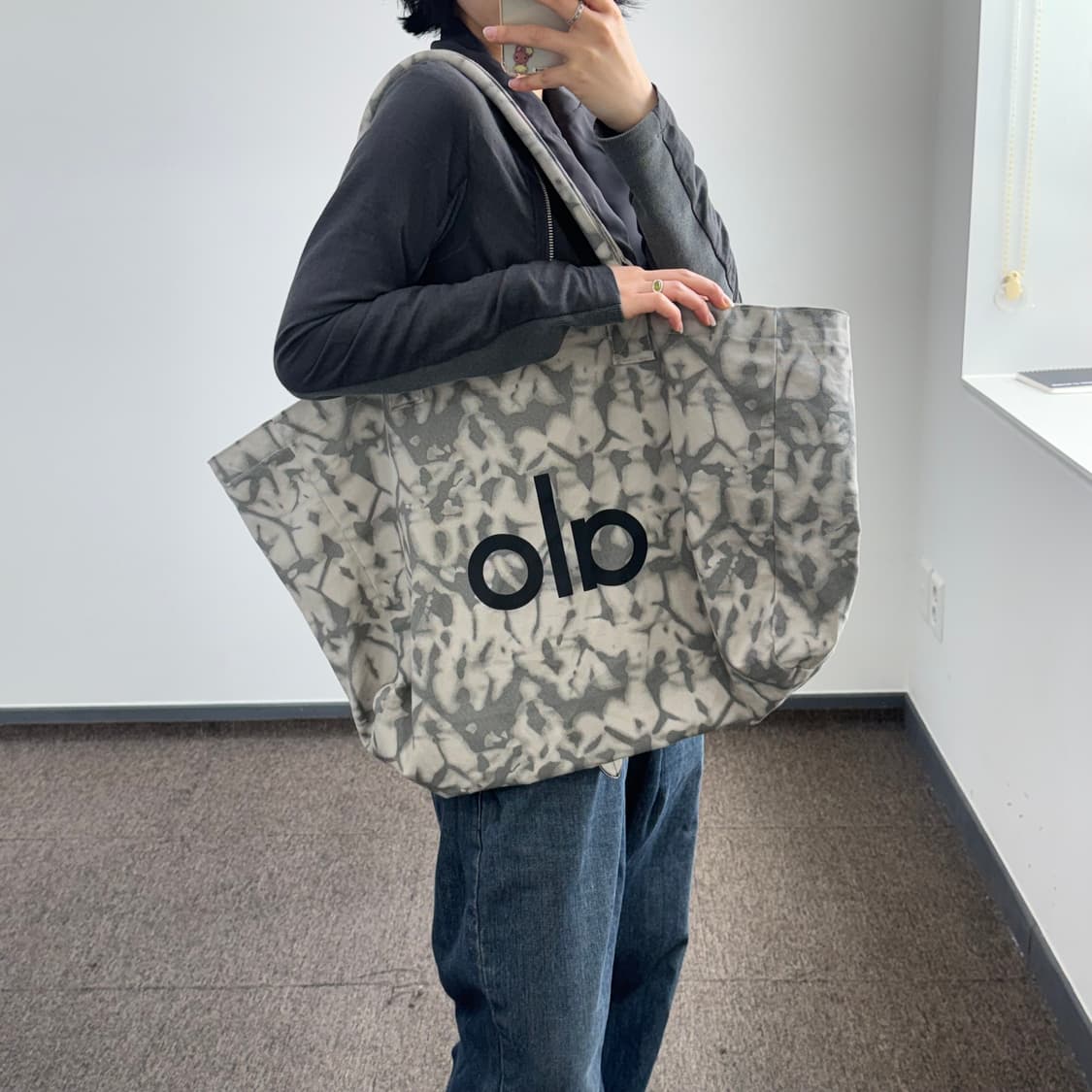 Alo 알로 아이코닉 쇼퍼 도트 백 그레이 타이다이  상품이미지1