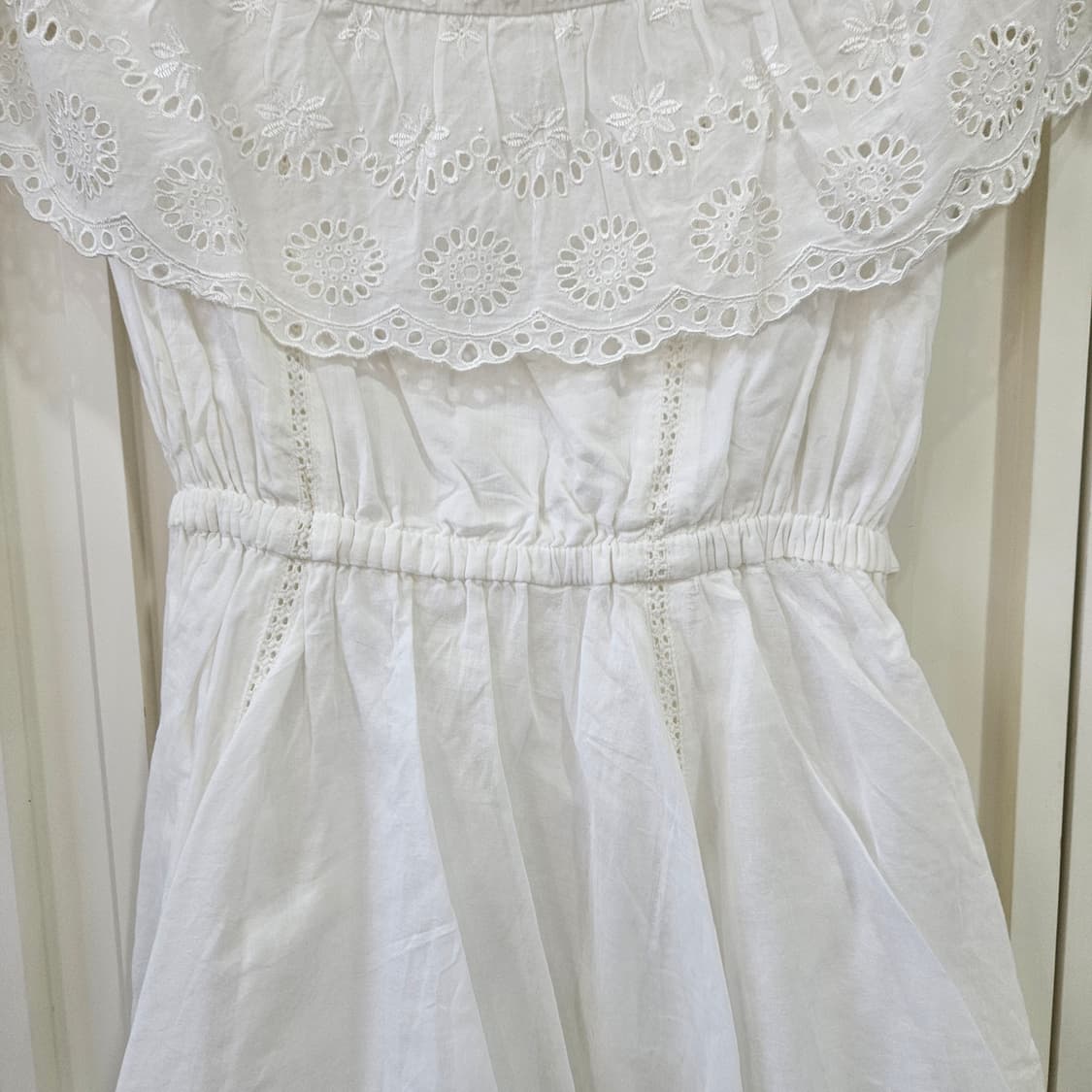 화이트 펀칭 레이스 오프숄더 원피스 상품이미지4