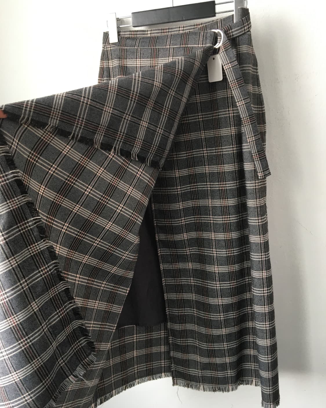 Unbalanced check pattern wrap skirt 상품이미지4