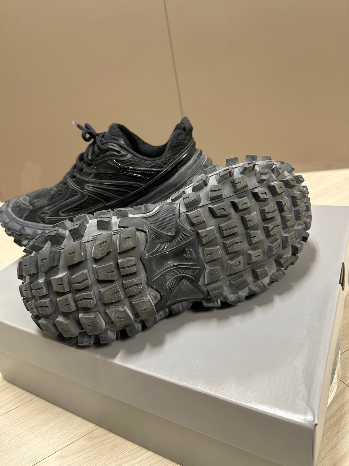 발렌시아가 디펜더 42 블랙 상품이미지9