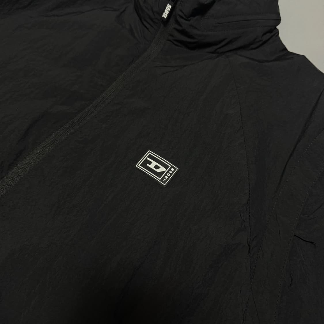 디젤 DSL55 블랙컬러 스포츠 칼라넥 후드 2way 나일론 윈드브레이커 상품이미지5
