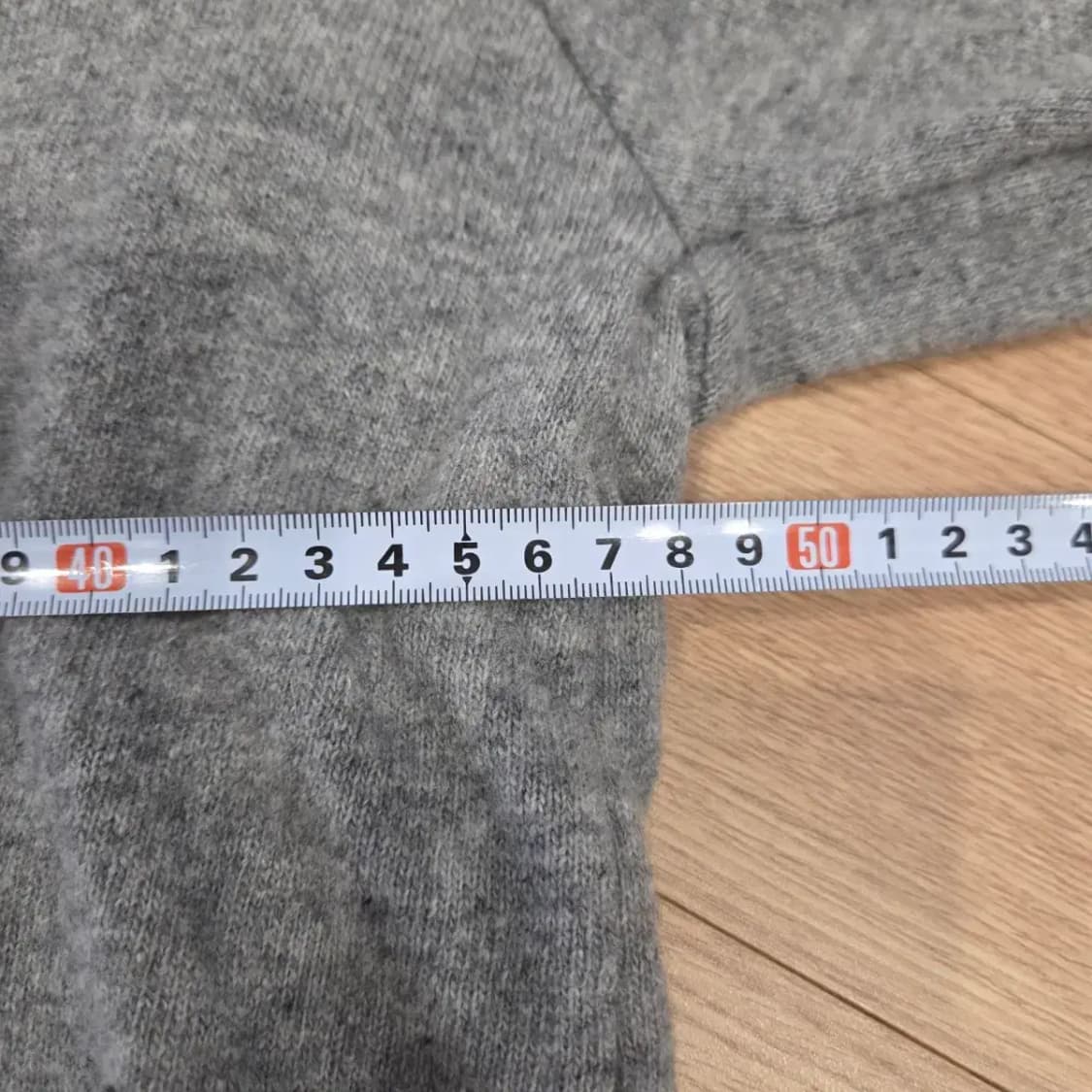 꼼데가르송 PLAY 블랙 하트 로고가 포인트인 회색 가디건 상품이미지9