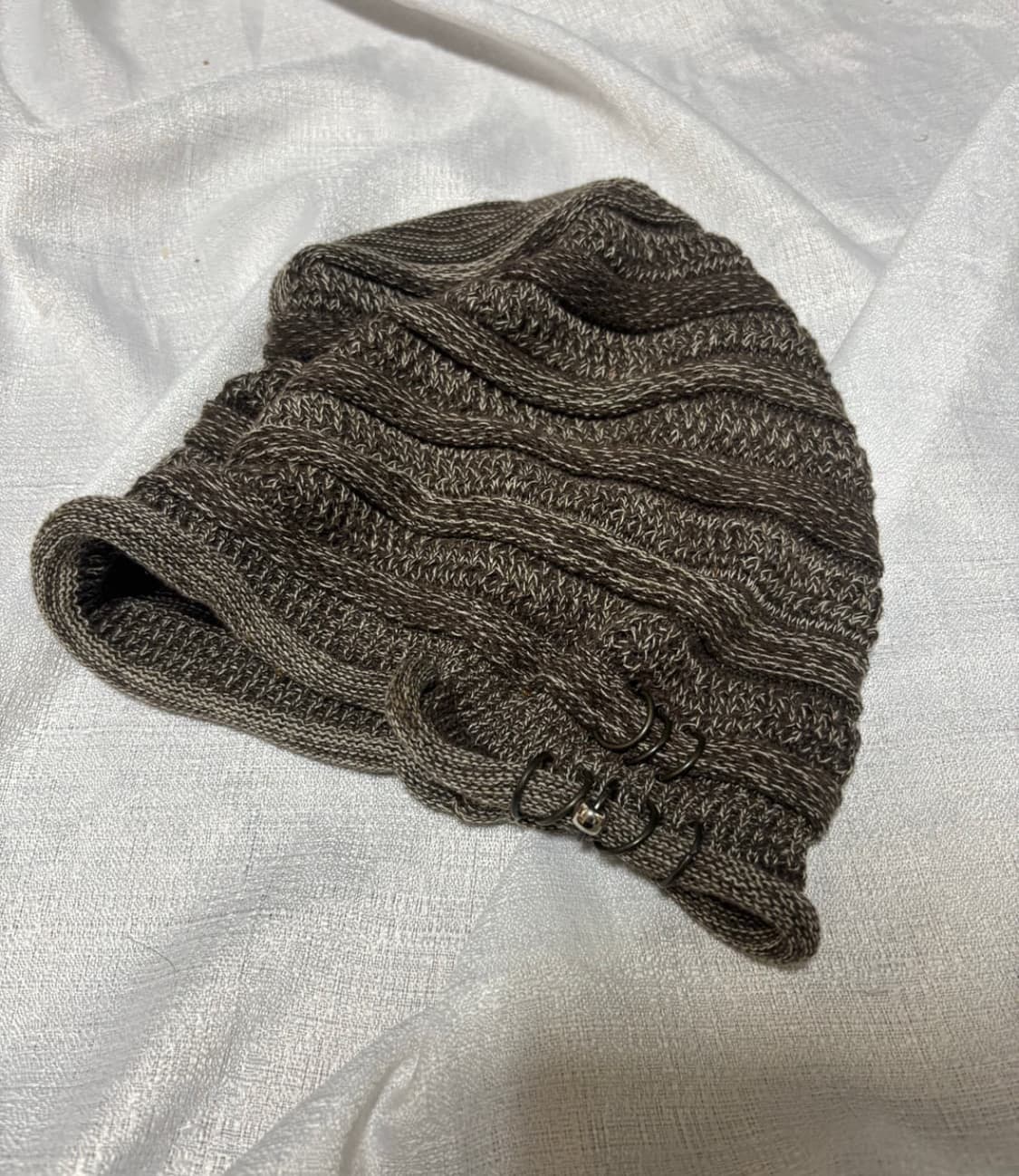 "Unknown" piercing Detail Beanie 상품이미지1