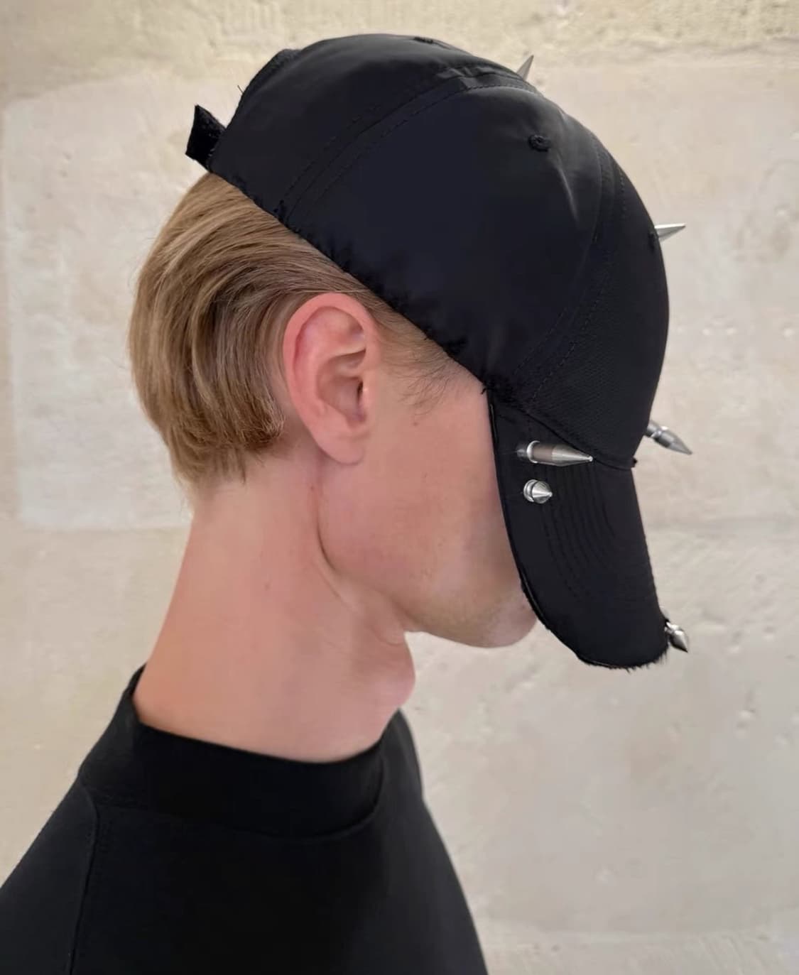 발렌시아가 25ss 퍼포레이티드 스파이크 마스크캡 상품이미지1