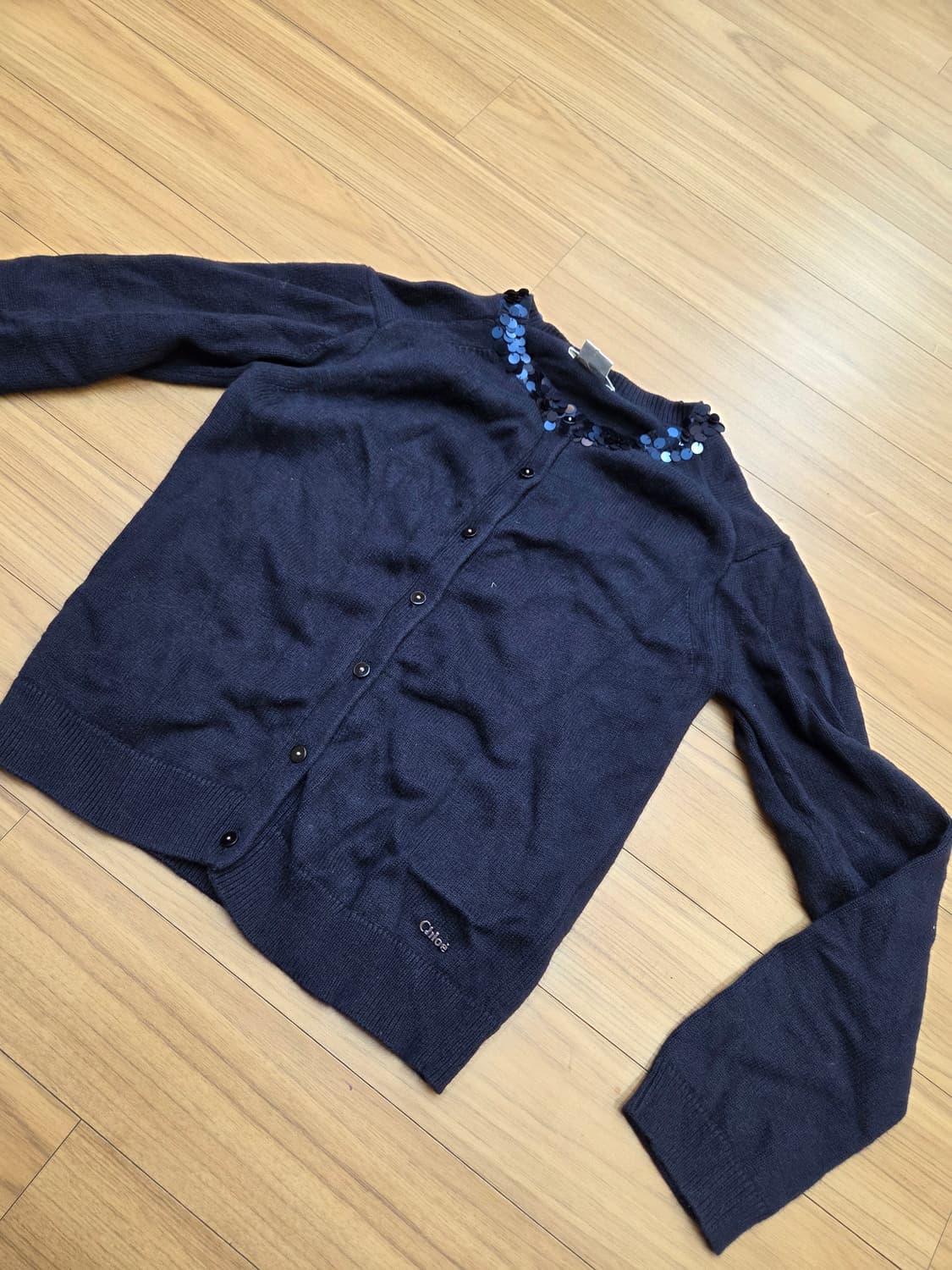 끌로에 키즈 네이비 가디건 사이즈 10입니다. 목 부분 큐빅 장식이 고급 상품이미지1