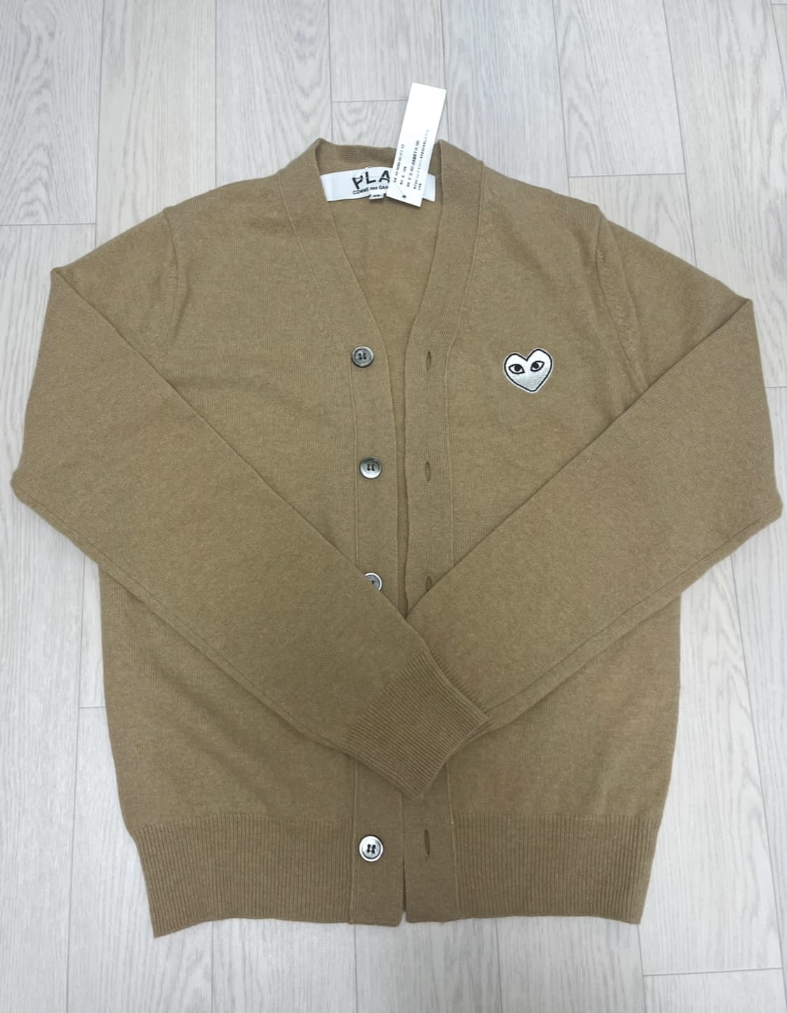 꼼데가르송 플레이) 카멜 브이넥 가디건-화이트 하트 와펜 상품이미지3