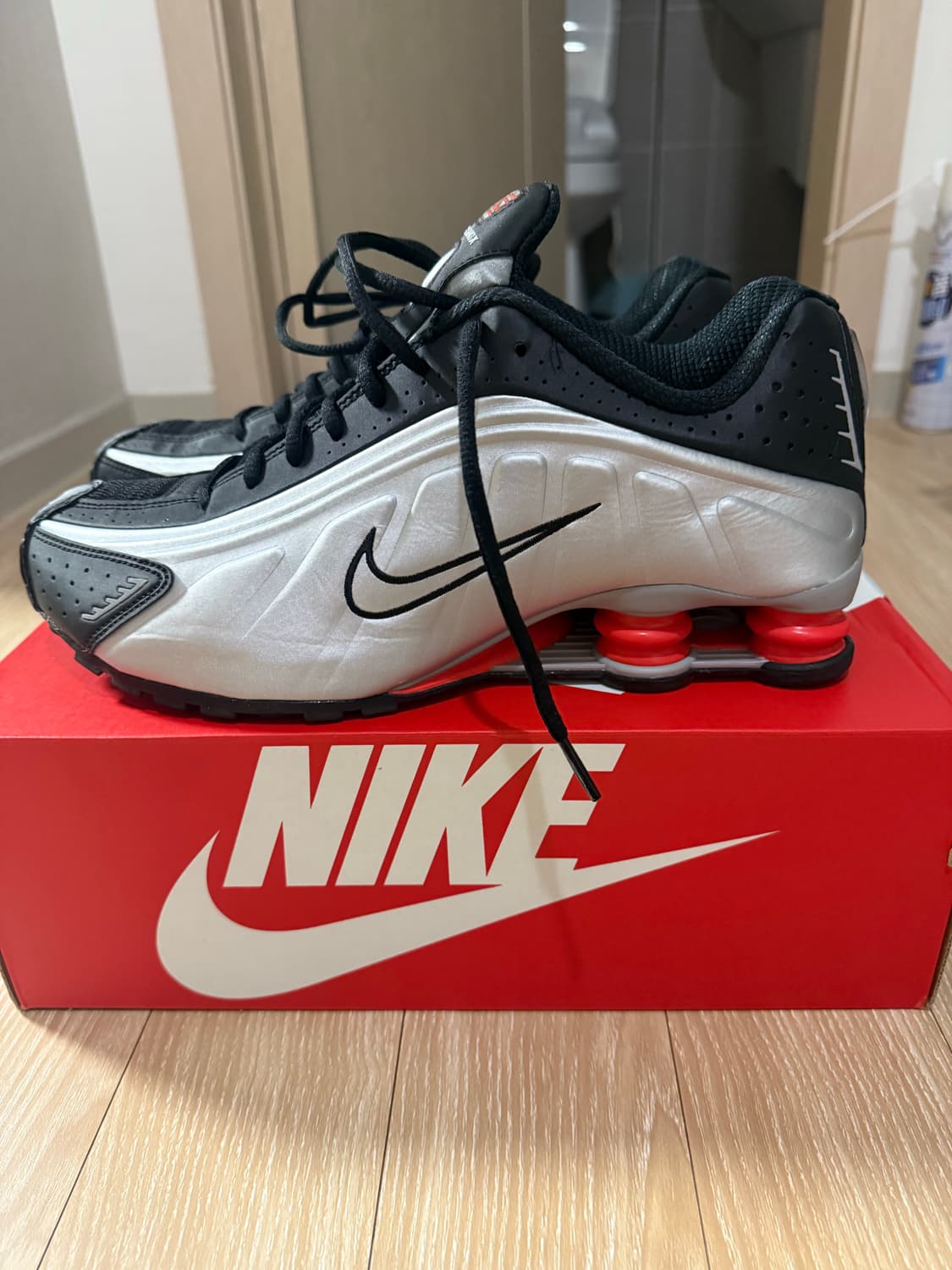 나이키 샥스 R4 메탈릭실버/레드 280 상품이미지3