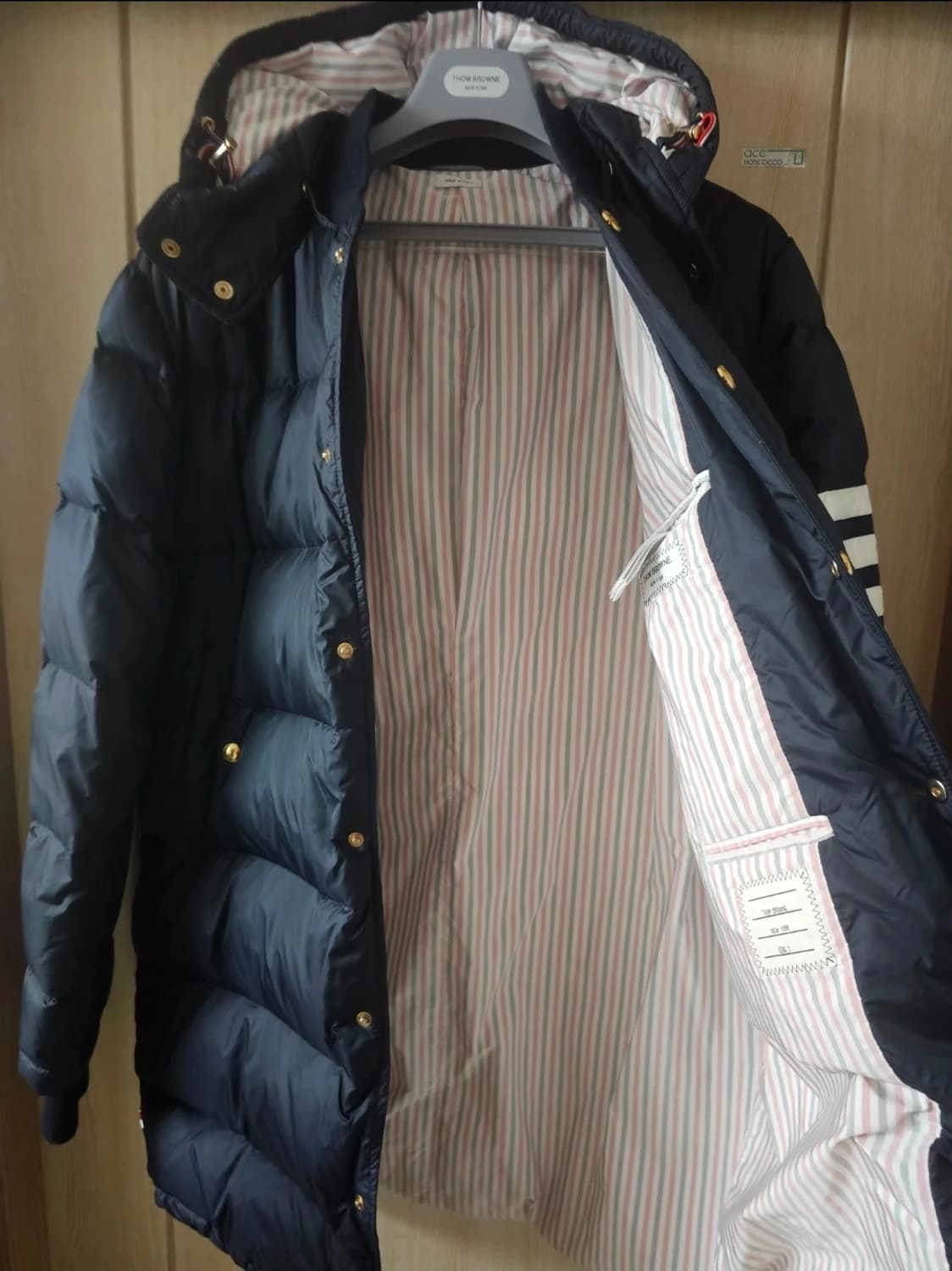 톰브라운 24ss 사선완장 매트 나일론 다운패딩(2/오케이몰정품) 상품이미지2