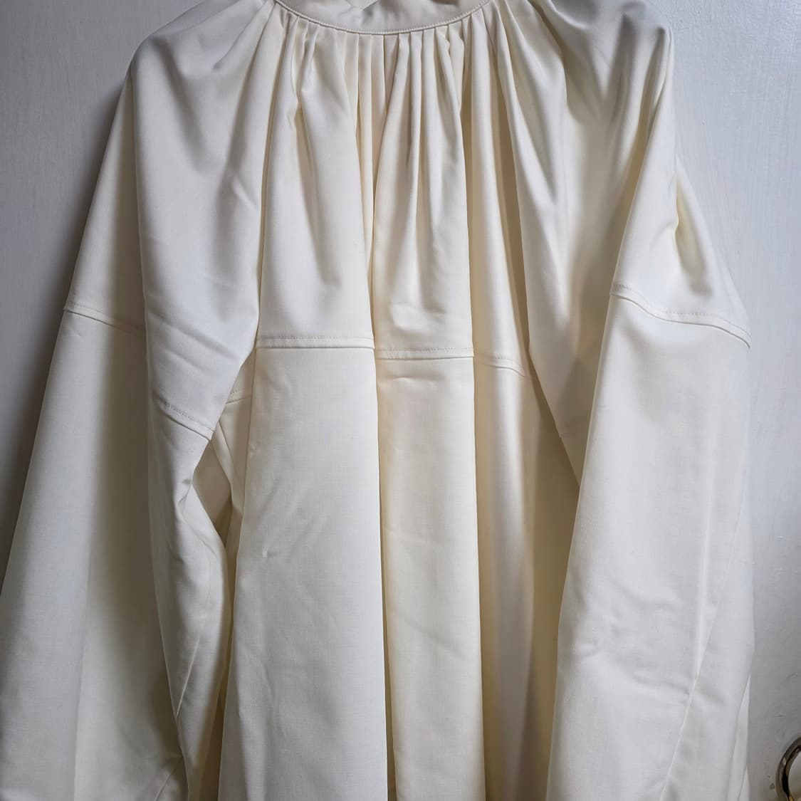 새상품) 에핑글러 볼륨 블라우스 크림색상(44-66 프리사이즈) 상품이미지6