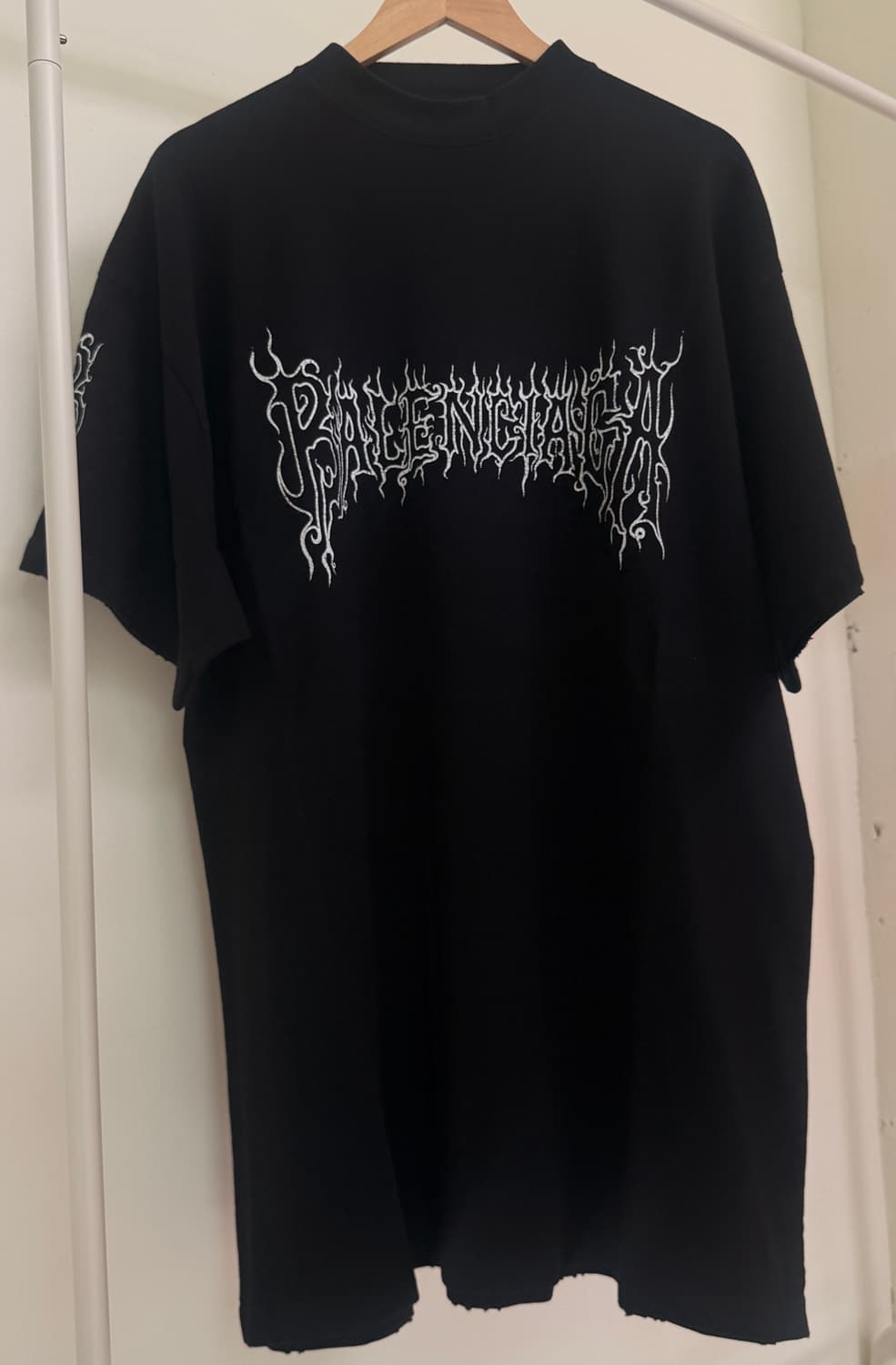 발렌시아가(Balenciaga)의 메탈릭 로고 프린트 티셔츠  상품이미지2