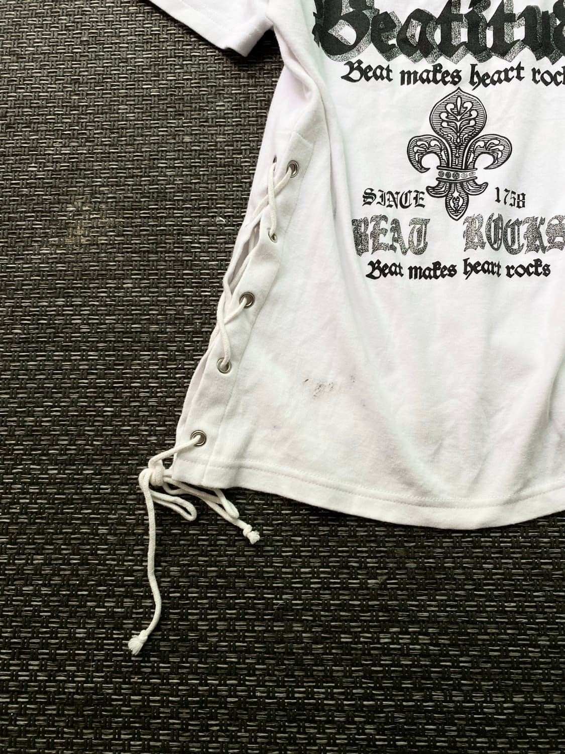 Y2K Lace-Up Detail Cross Print Slim Tee 상품이미지2