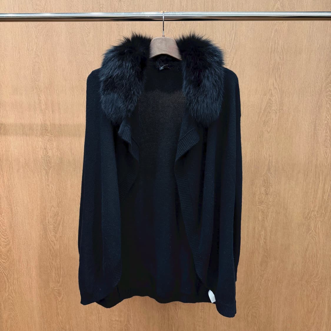 띠어리 니트 오픈 가디건 폭스 퍼 트리밍 디테일 루브핏 블랙 상품이미지2