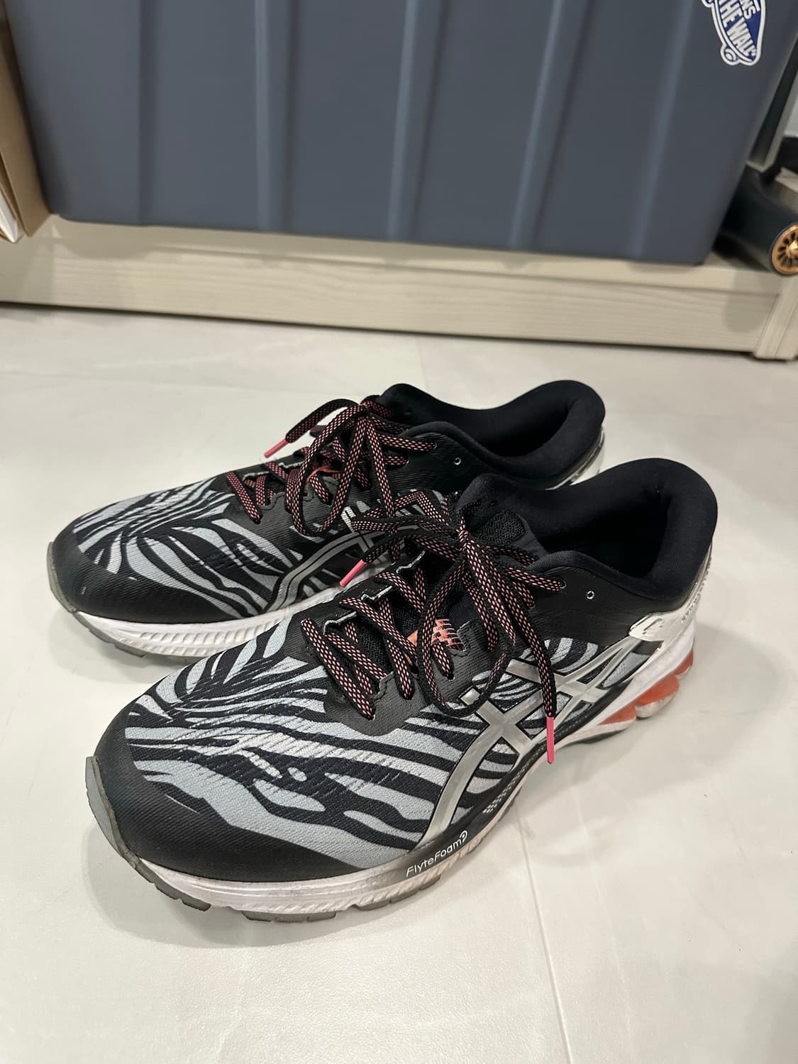 [270]아식스 젤카야노26 지브라 런닝화 상품이미지1