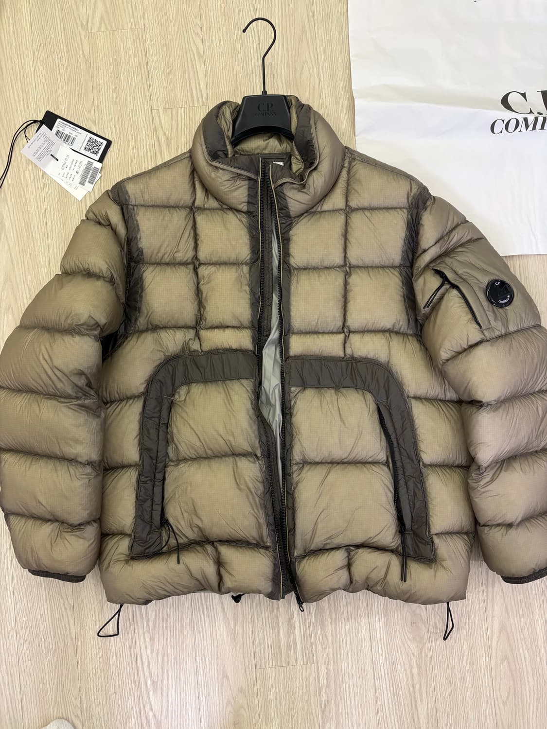 (2XL)C.P. 컴퍼니 DD 쉘 후드 쇼트 다운 자켓 빈티지 카키 베이 상품이미지1