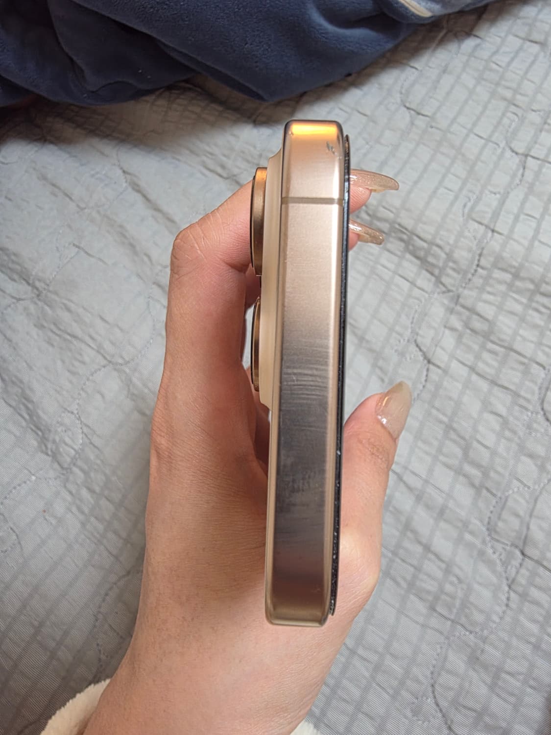 아이폰16프로 골드 상품이미지6