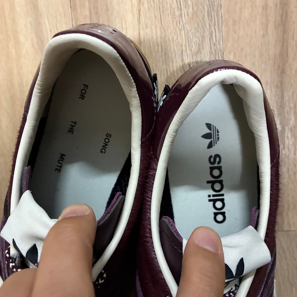 [새상품] 아디다스 X 송 포 더 뮤트 컨트리 OG 마룬 코어 블랙 상품이미지9