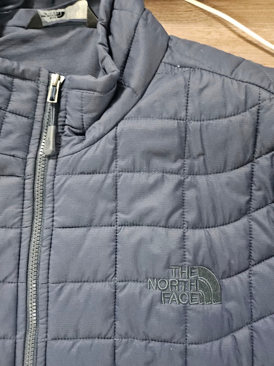 노스페이스 써모볼 퀼팅 경량패딩 네이비  M 상품이미지2