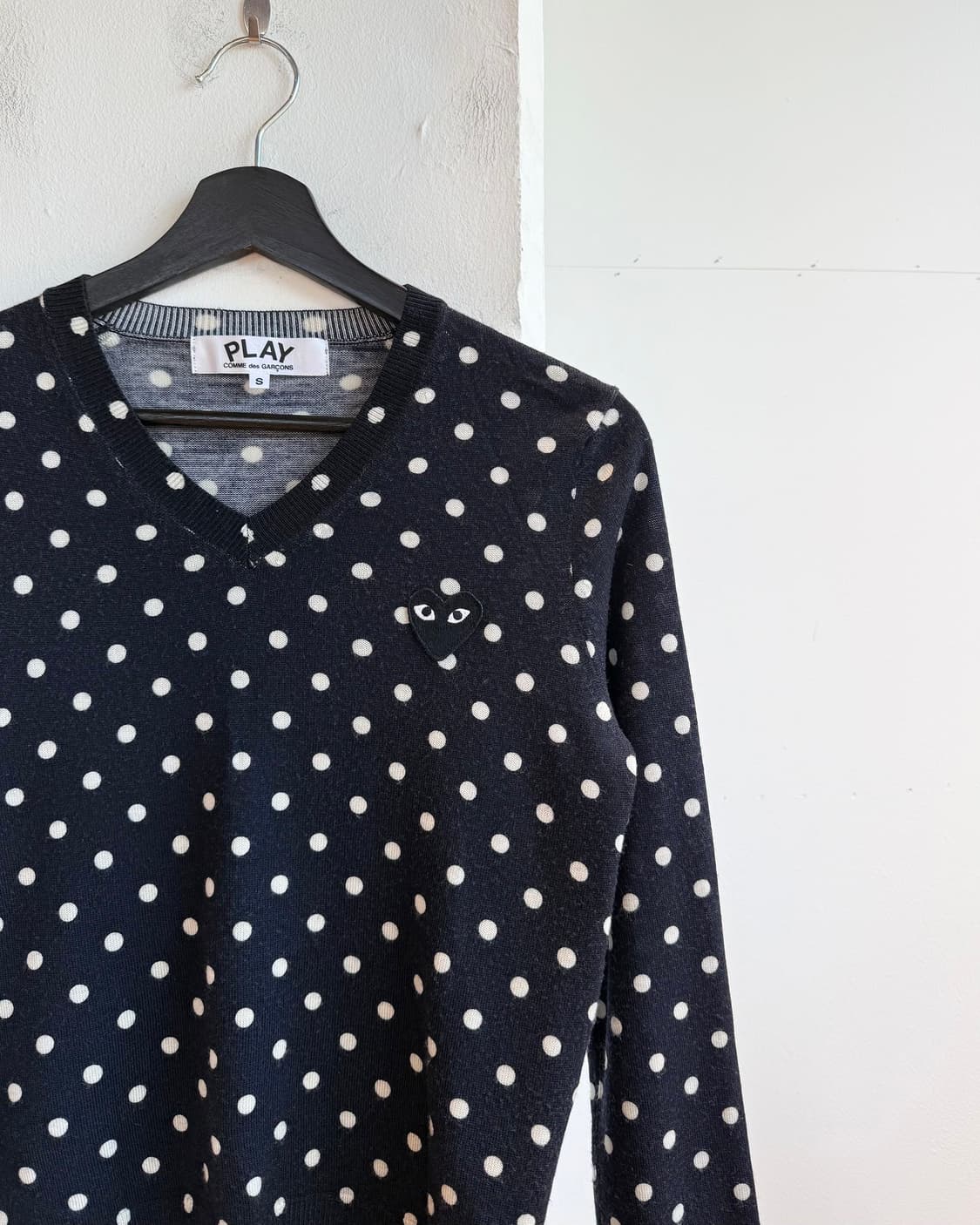 꼼데가르송 플레이 네이비 폴카 도트 브이넥 니트  상품이미지5