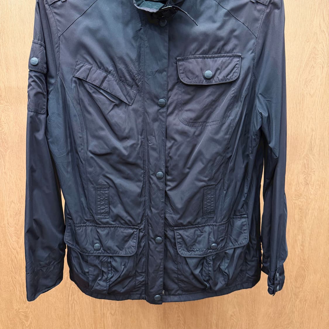 바버 필드 자켓 멀티 포켓 에폴렛 스탠드 카라 디테일 네이비 상품이미지5