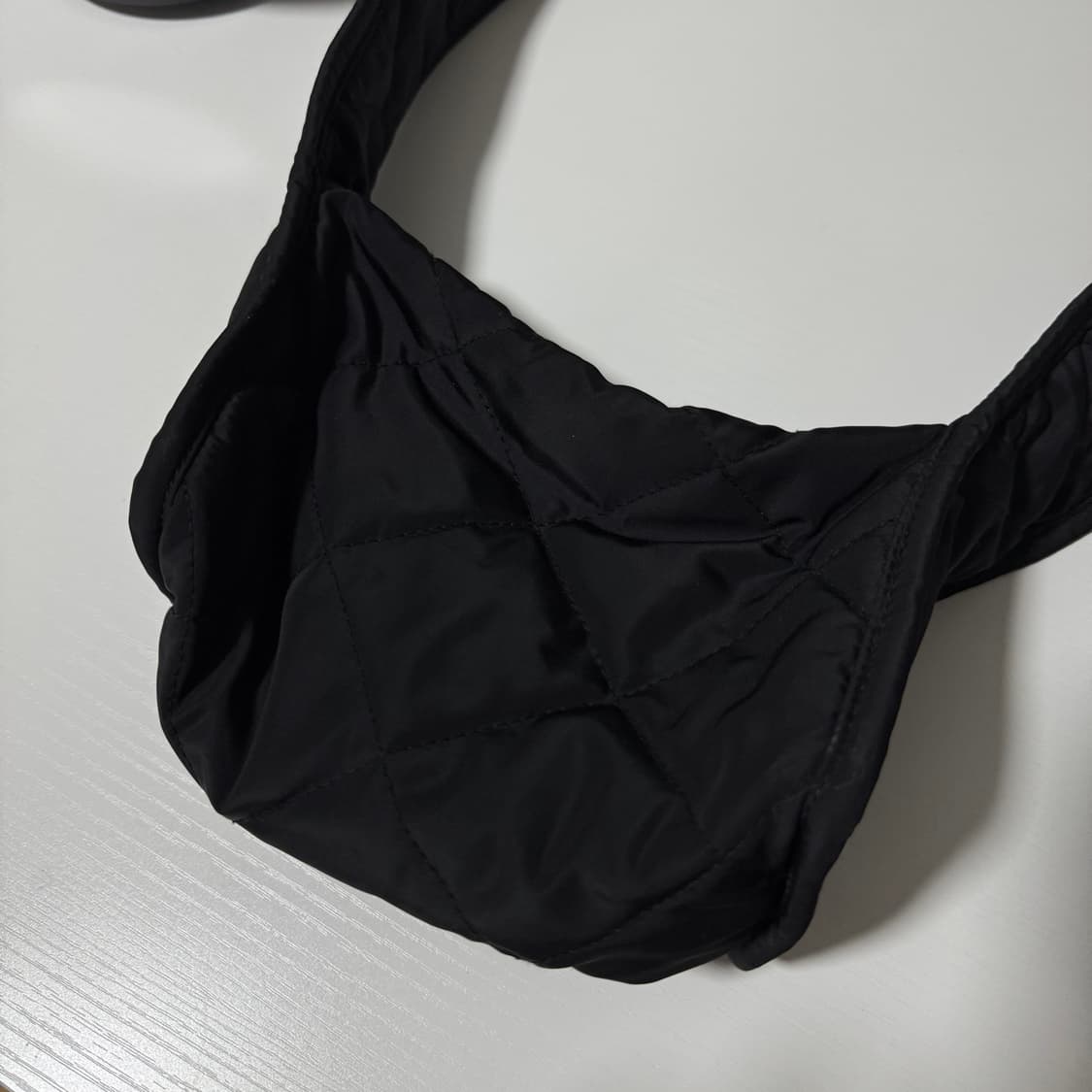 [ COS ] 코스 다이아몬드 퀼티드 미니 크로스바디백 블랙 상품이미지4