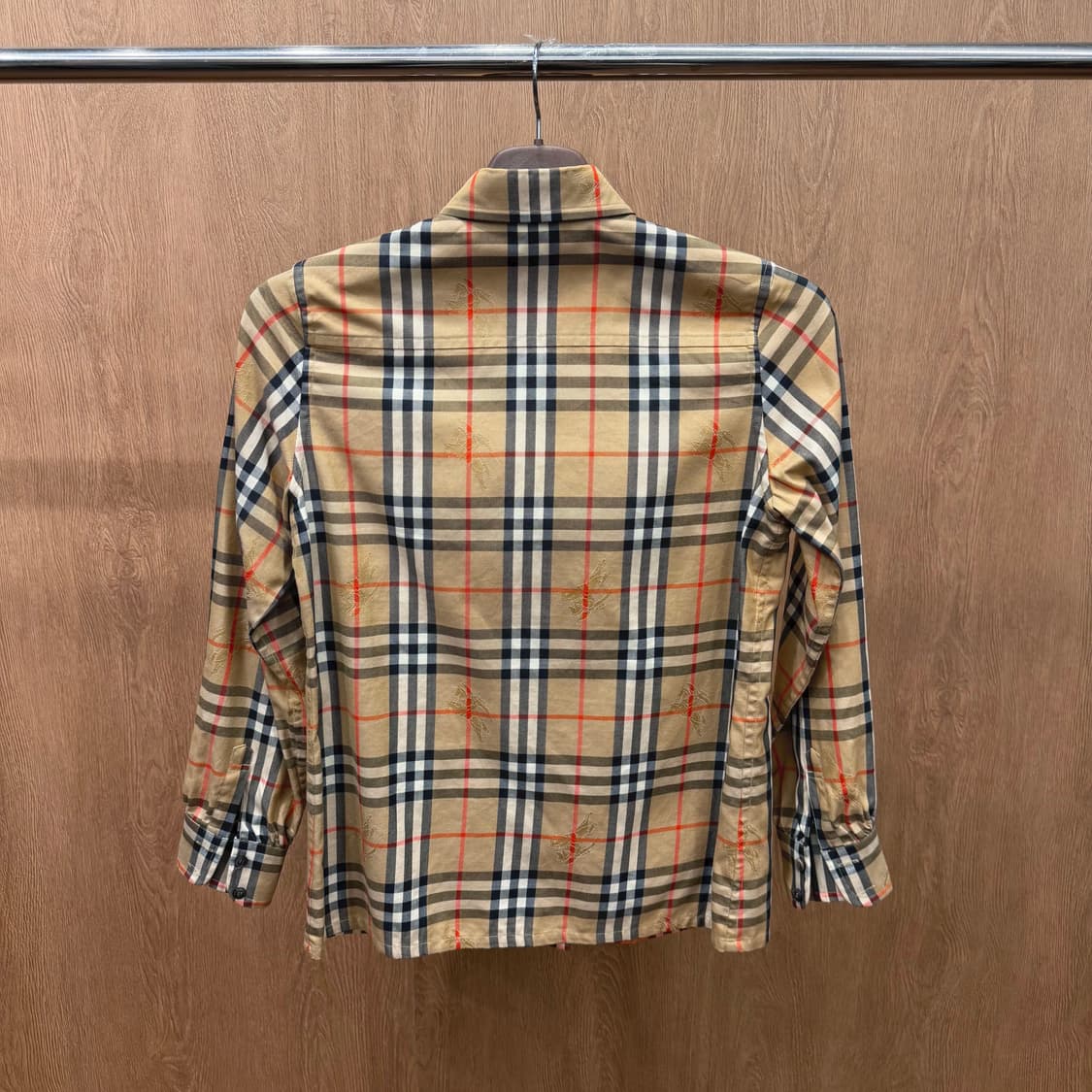 버버리 코튼 긴팔 셔츠 체크 패턴 로고 자수 디테일 슬림핏 베이지 상품이미지3