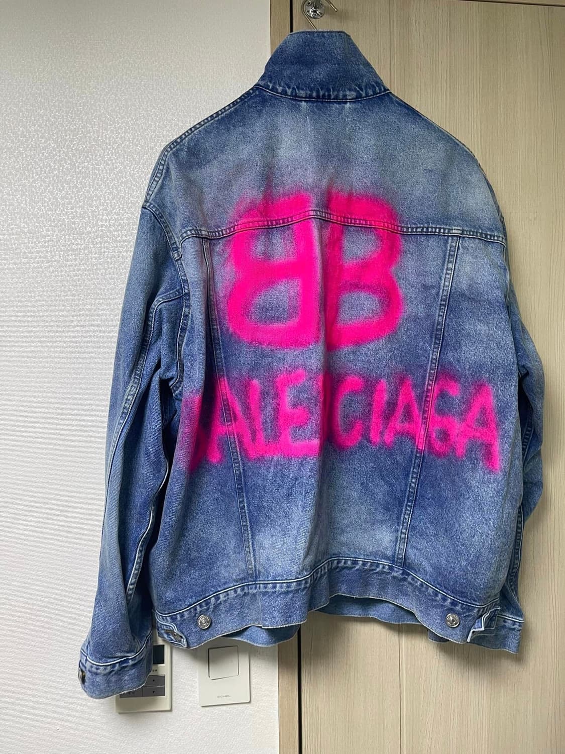 [S] 발렌시아가 중청 네온 스프레이 데님 오버핏 자켓 상품이미지2