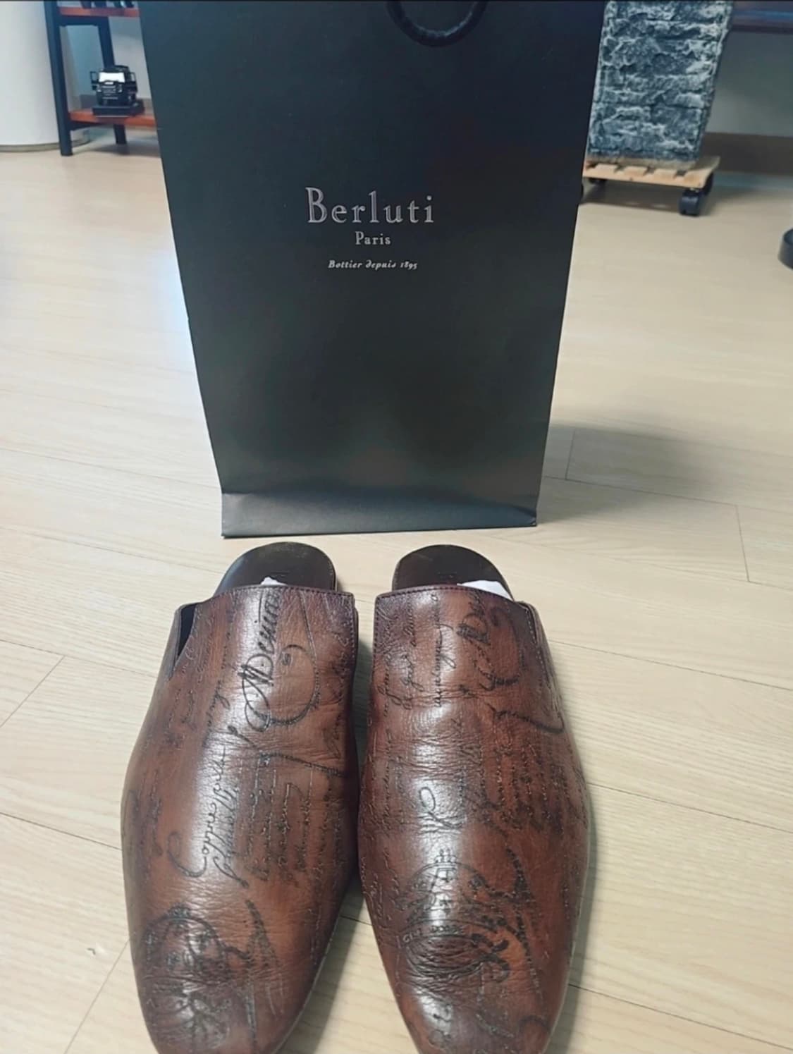 벨루티 남성 스크리토 가죽 블로퍼

 상품이미지1