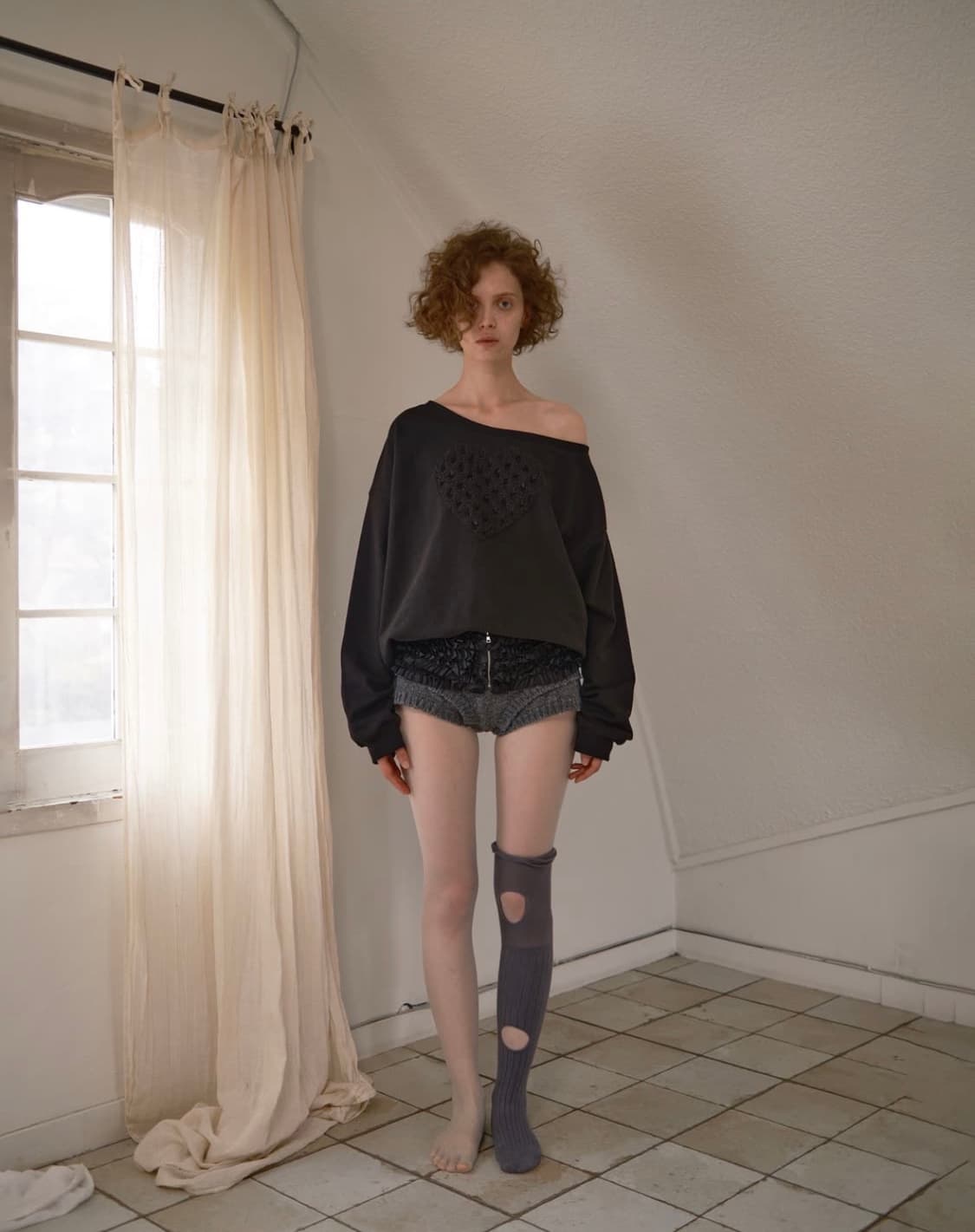 Soi 하트 오픈숄더 맨투맨 블랙 상품이미지1