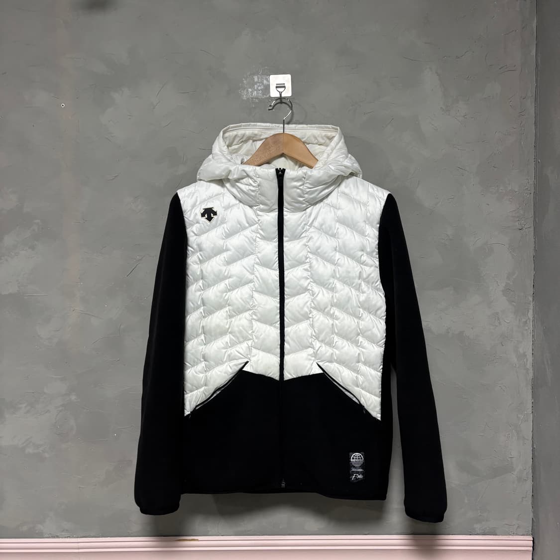 데상트 퀄팅 하이브리드 패딩 플리스 자켓 화이트 상품이미지1