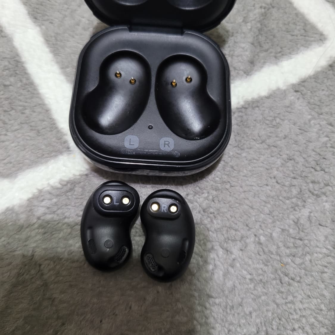 정품 삼성 갤럭시 버즈 라이브 블랙 SM-R180 상품이미지4