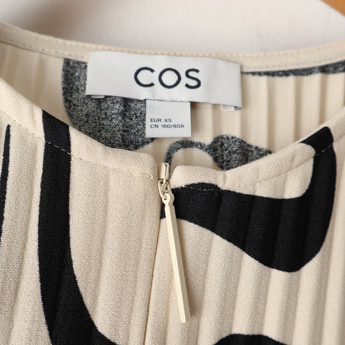 55/COS 코스 플리티드 하프집업 블라우스 상품이미지8