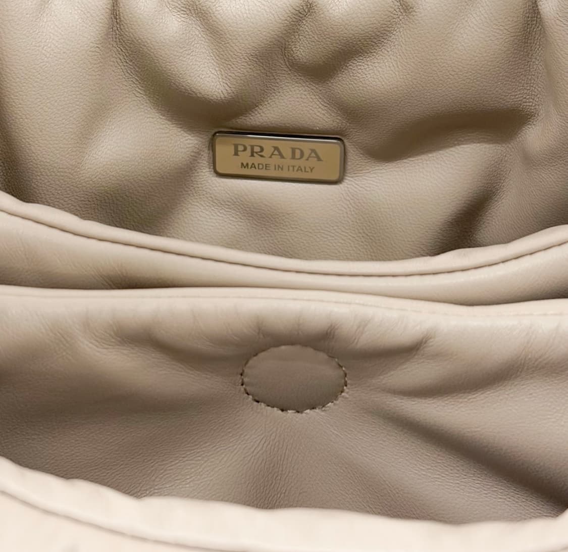 [M] 프라다 패디드 소프트 패딩 니파 레더 백 미디움 데저트 베이지 상품이미지8