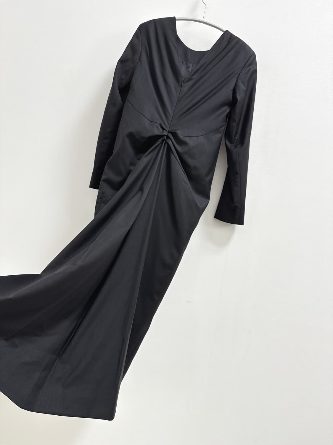 코스 백 드레이프 블랙 원피스 상품이미지8