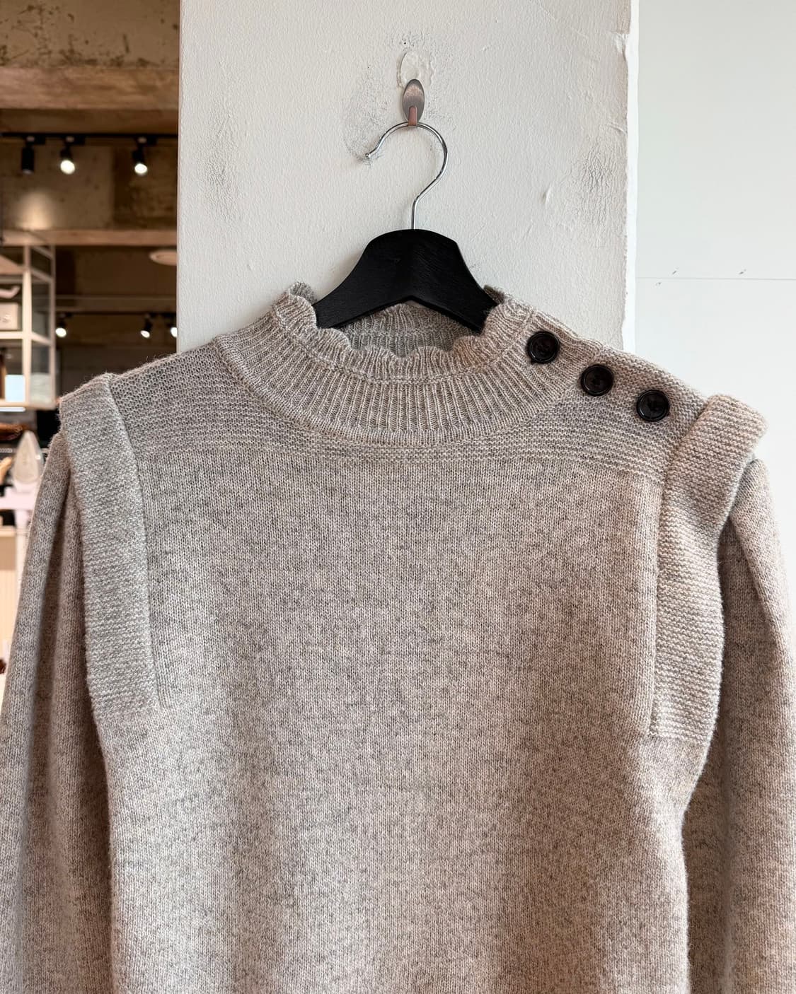 이자벨 마랑 오트밀 숄더 버튼 니트  상품이미지3