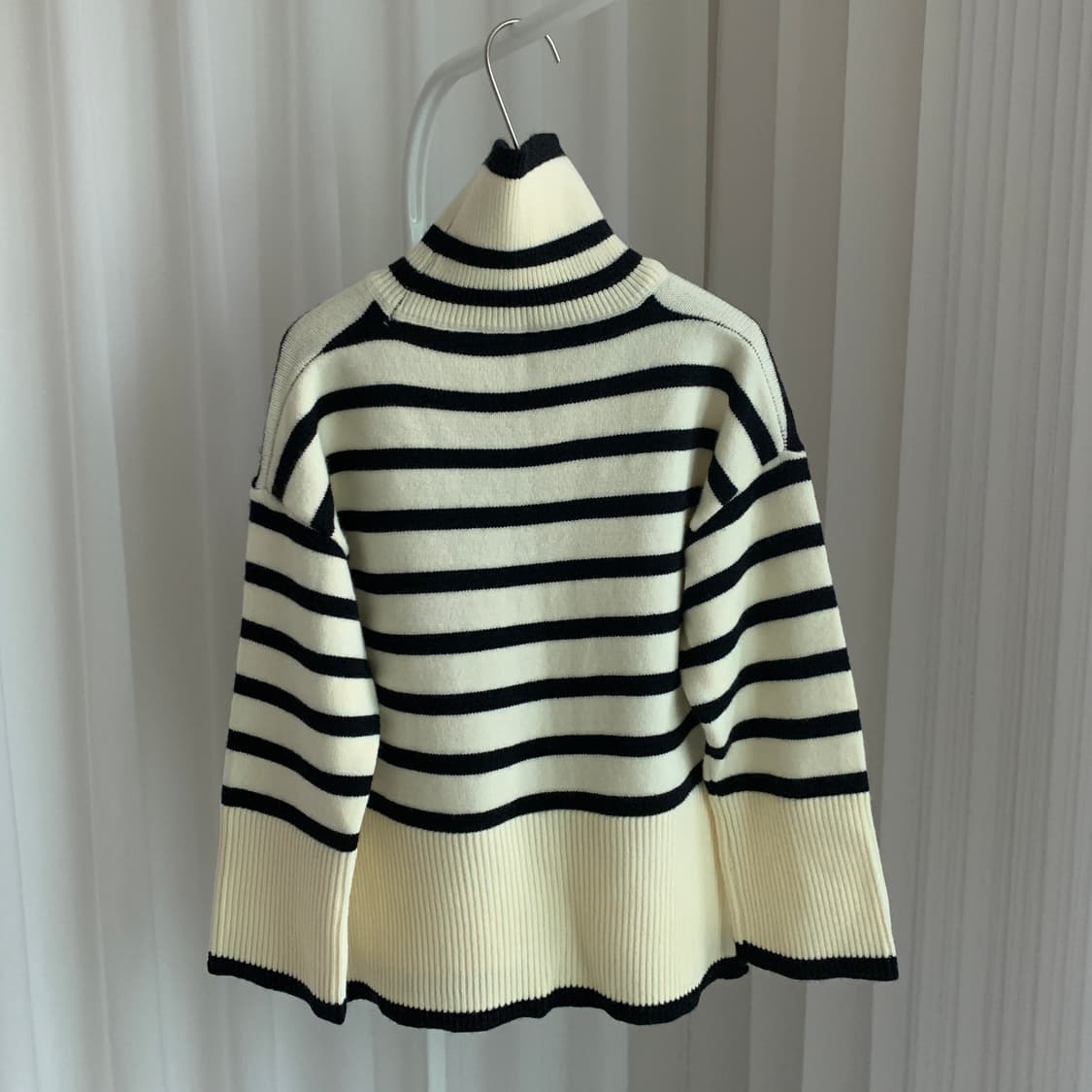 스트라이프 옆트임 루즈핏 터틀넥 니트 상품이미지4
