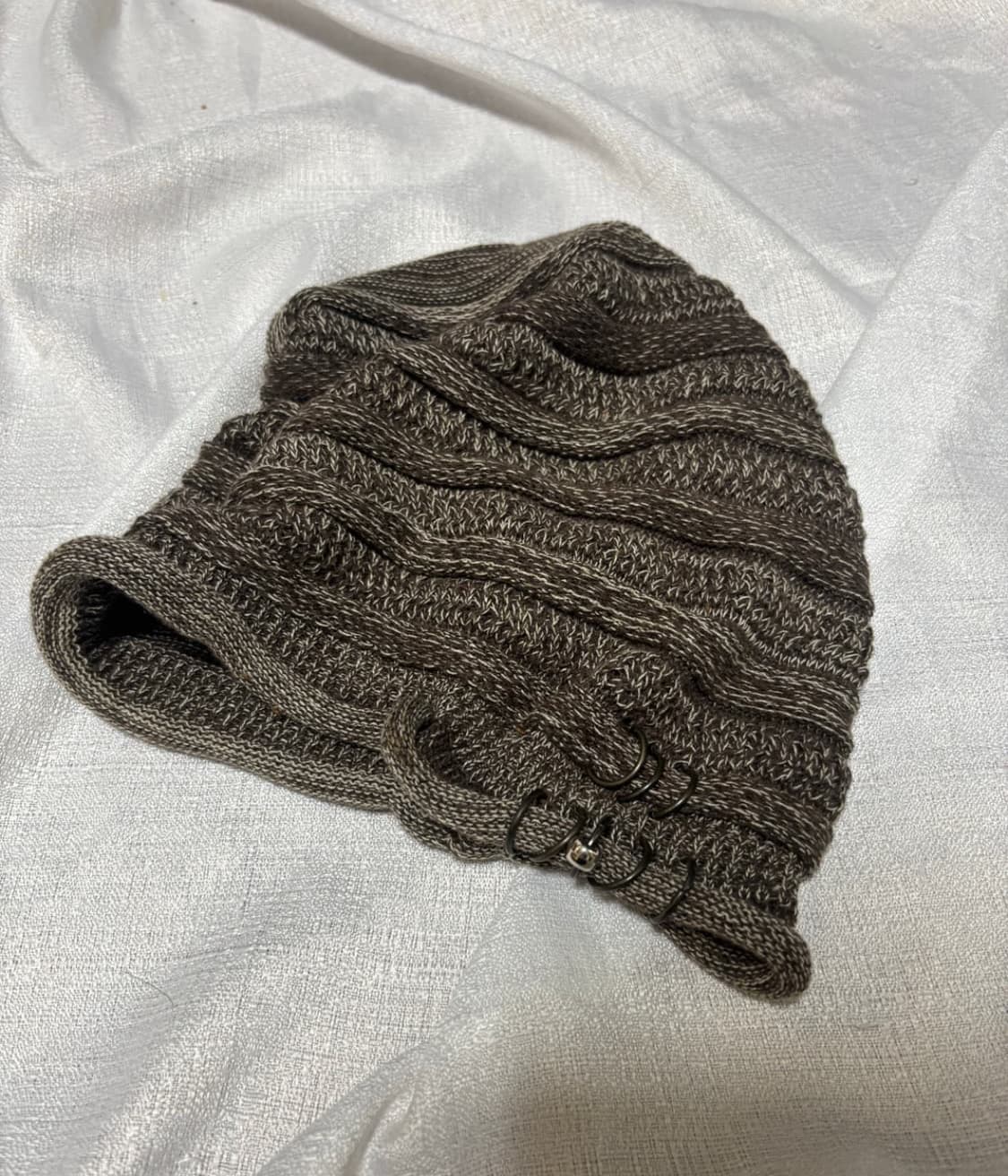 "Unknown" piercing Detail Beanie 상품이미지1