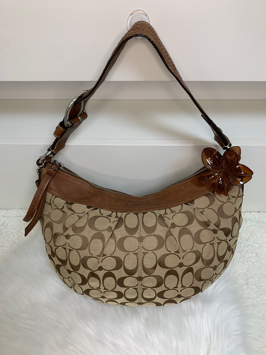 코치 베이지 하프문 숄더백 상품이미지1