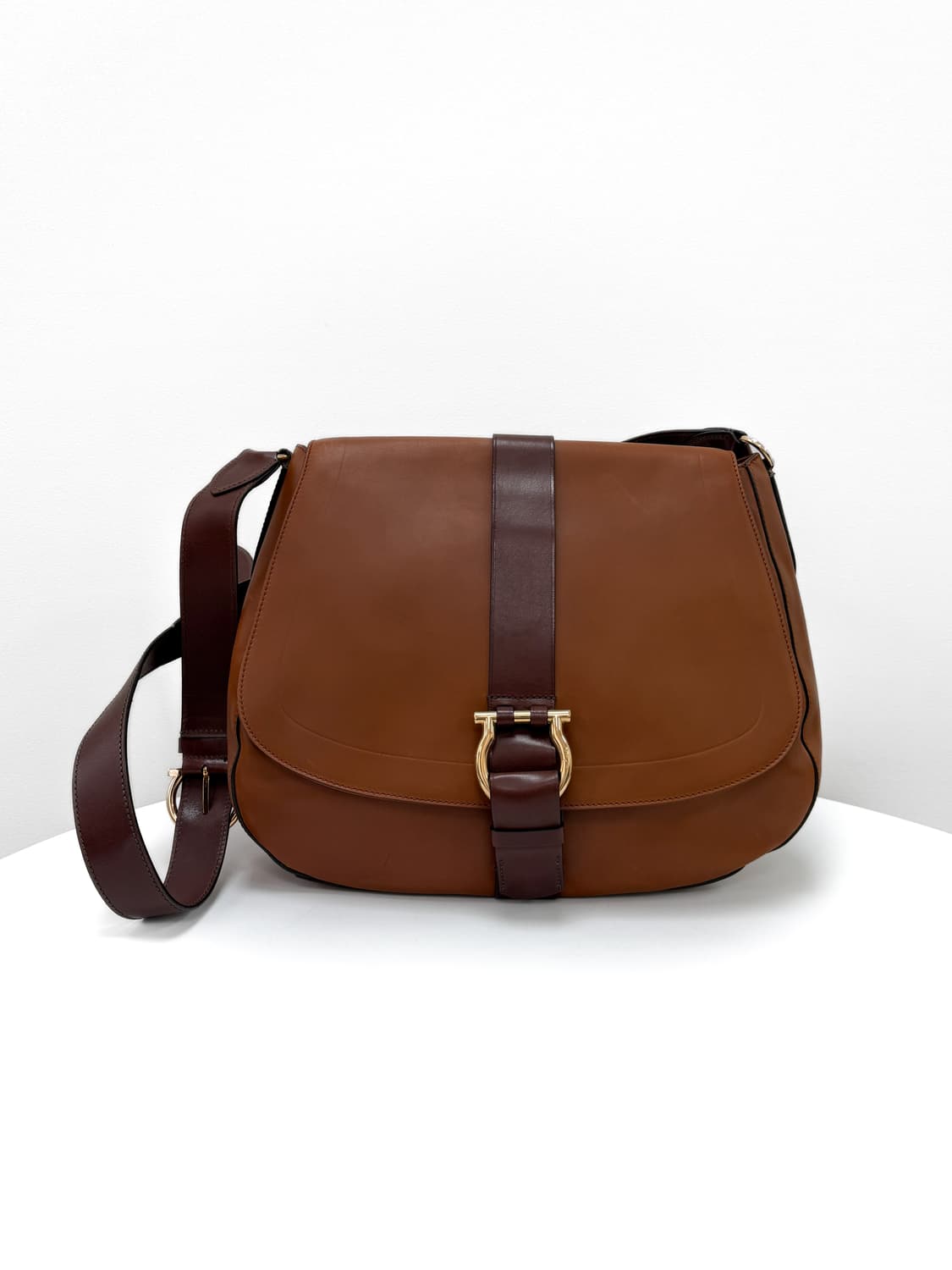 페라가모 간치니 버클 레더 크로스백 상품이미지3