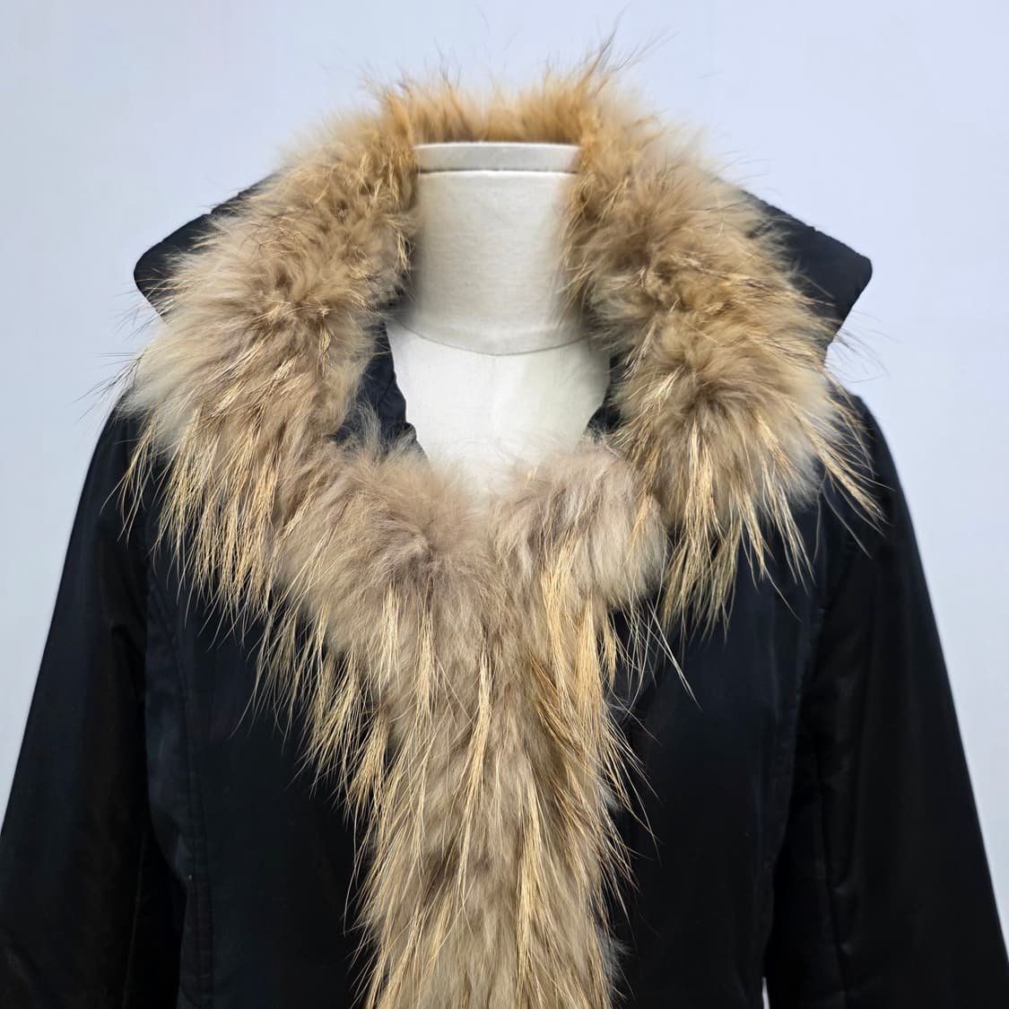 Mon 블랙 실크 라쿤 퍼 트리밍 하이넥 패딩자켓 상품이미지5