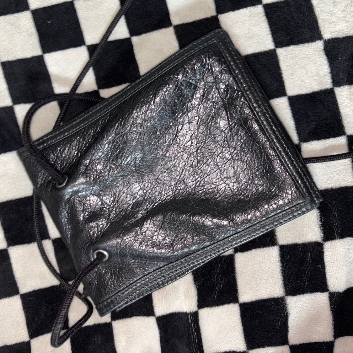 발렌시아가 익스플로러 스트랩 램스킨 파우치 스몰 블랙 상품이미지3