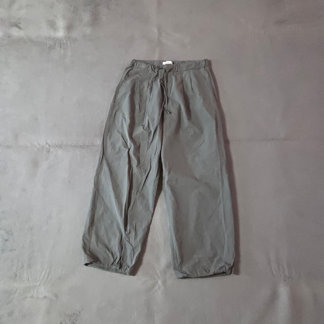 22ss 아모멘토 투턱 와이드 드로우 스트링 팬츠 L 차콜 상품이미지1