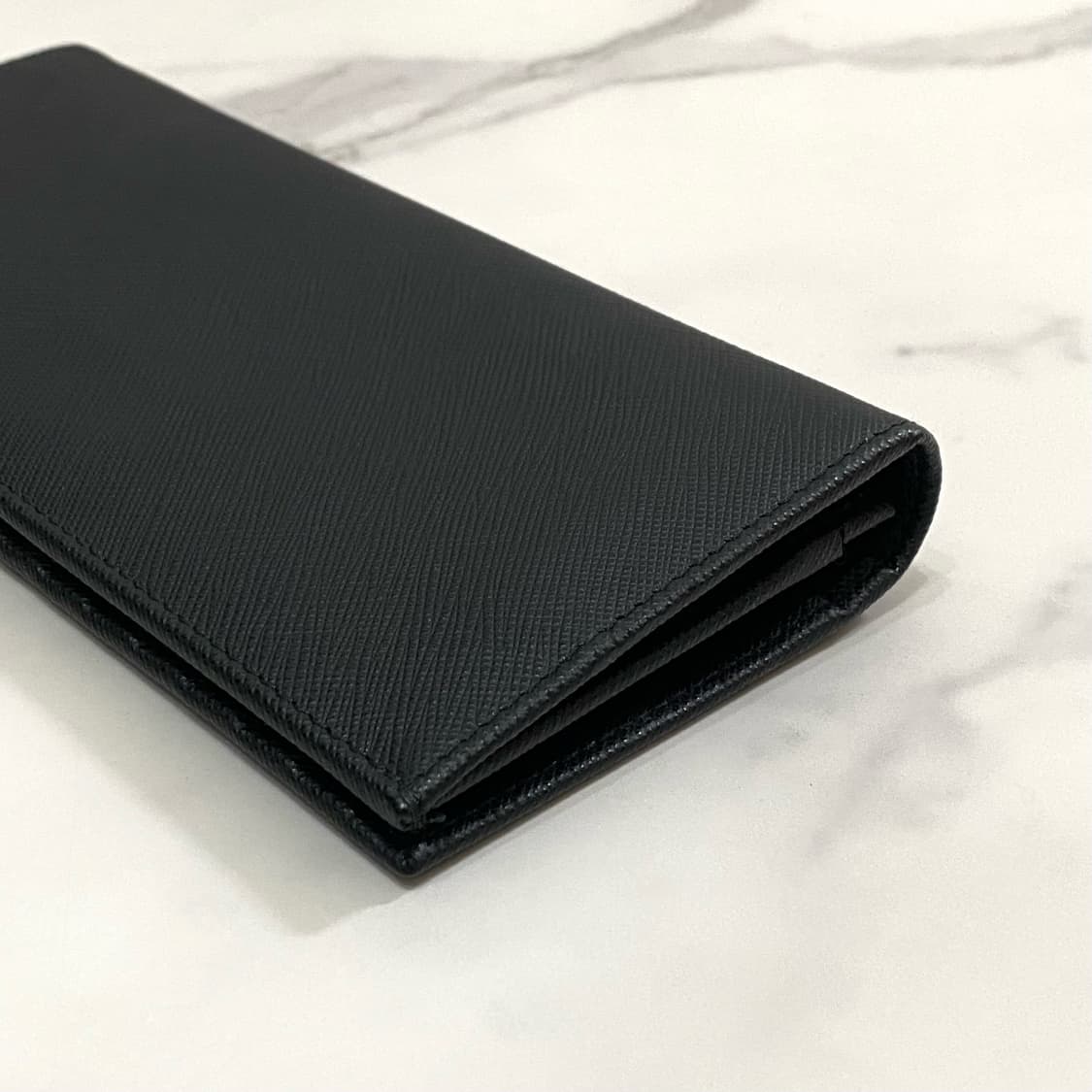 새상품급 프라다 사피아노 레더 삼각로고 장지갑 블랙 2MV836 상품이미지3