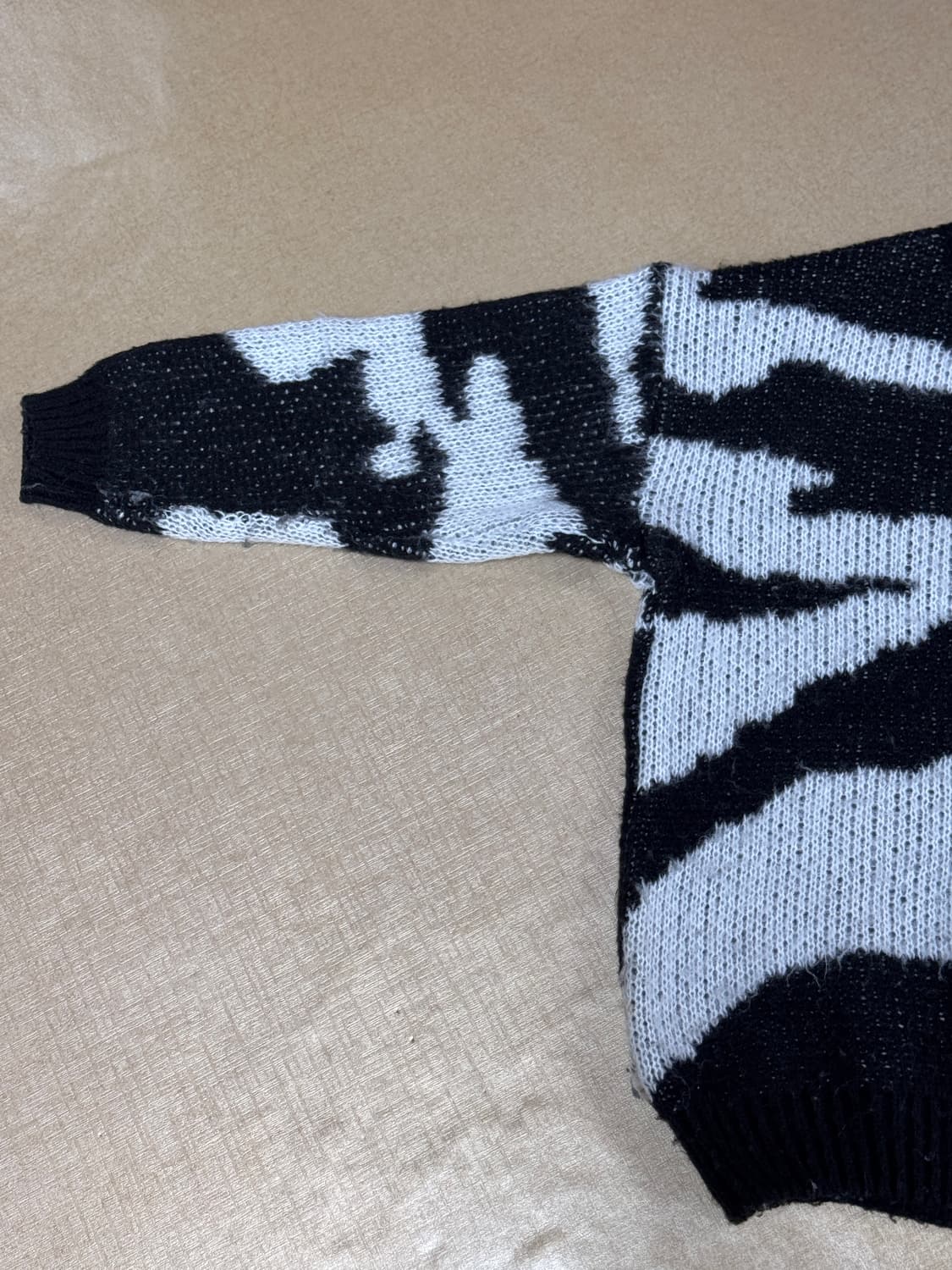 얼룩무늬 오버핏 니트 상품이미지2