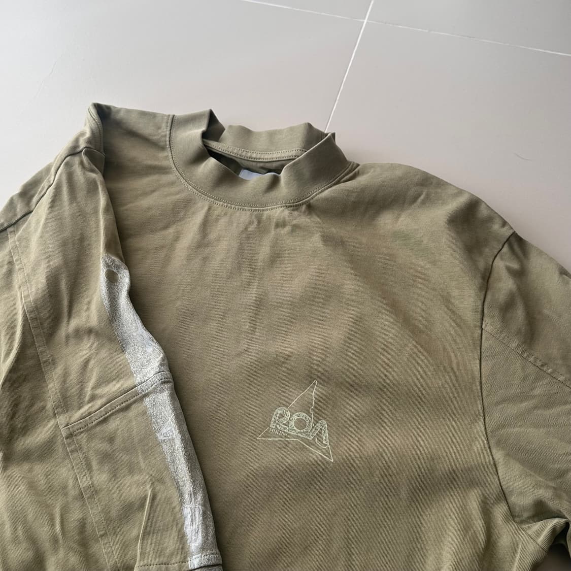 Roa long sleeve M사이즈 팝니다. 상품이미지3