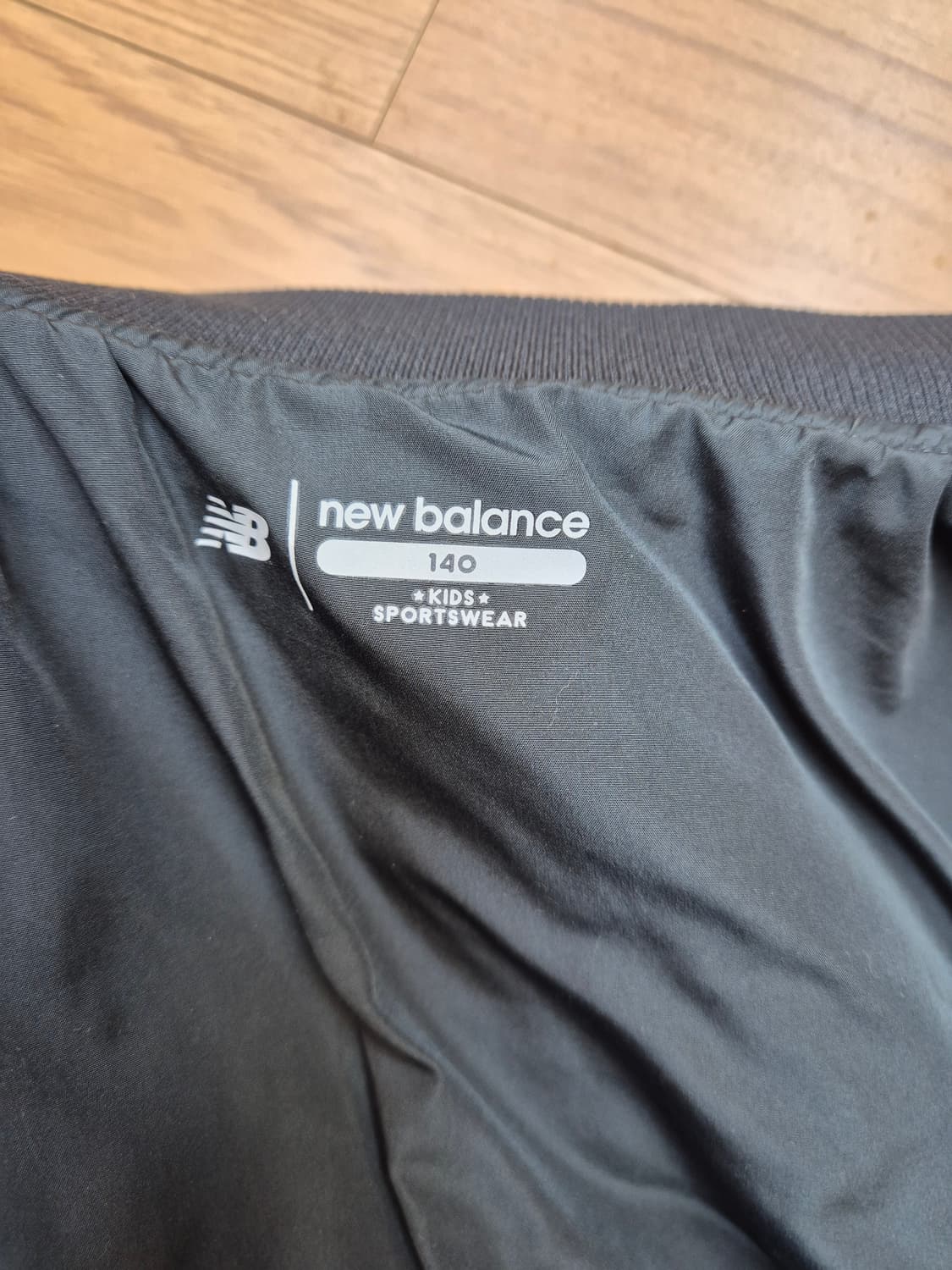 140 사이즈 뉴발란스 키즈 퀼팅 자켓입니다. 100% 폴리에스터 소재로 상품이미지3