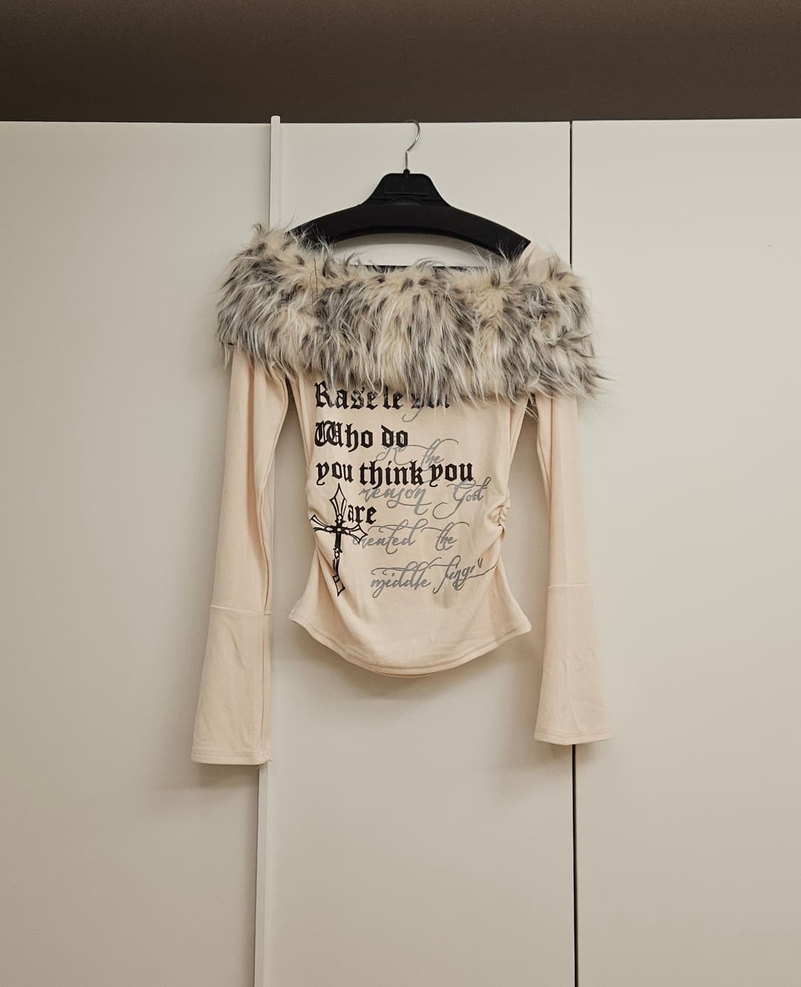 에이블리 갸루 퍼 오프숄더 상품이미지1